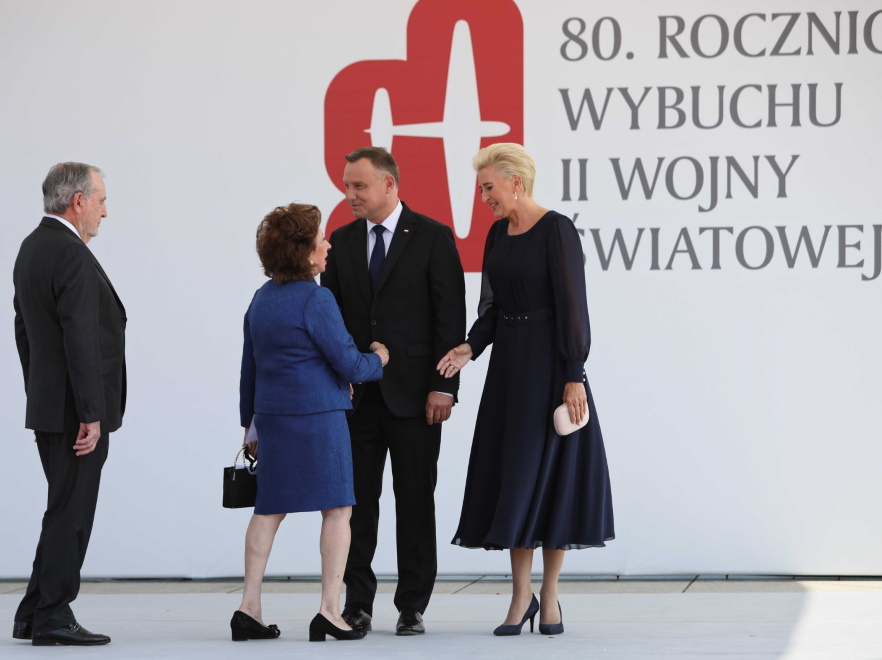... jest co prawda uszyta z lekkiego materiału, ale e względu na kolor i długość wydaje się dość ciężka - szczególnie jeśli patrzy się nią w tak upalny dzień jak dziś...