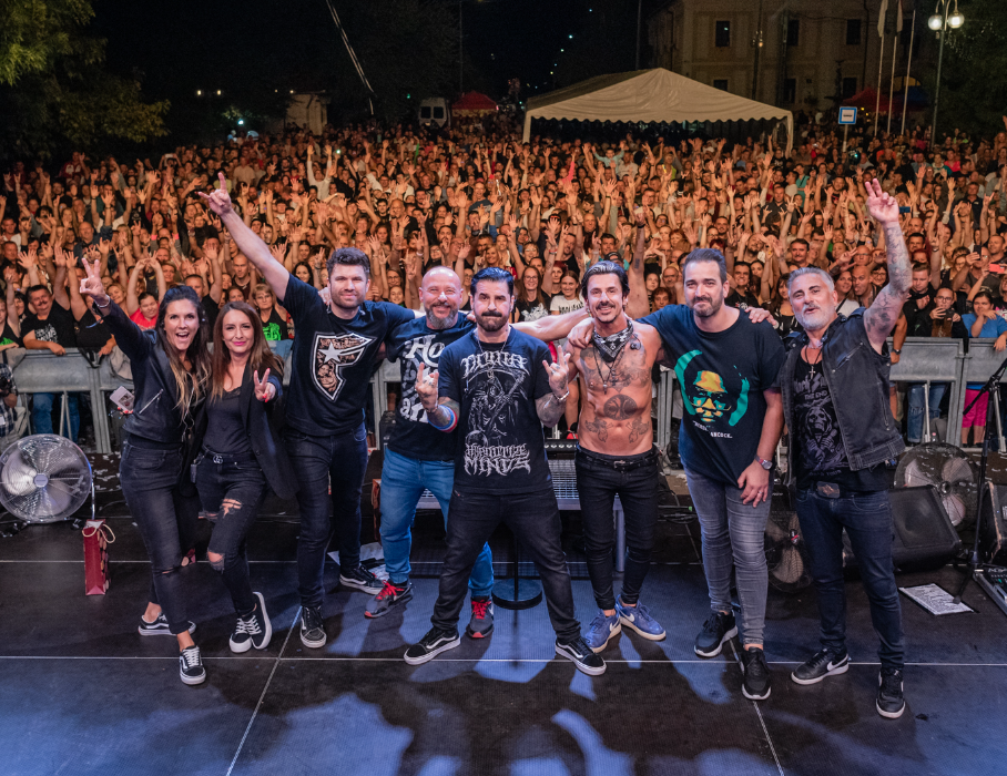 Gólyahír: megszületett a Hooligans rosszfiú sztárjának kislánya – „Megérkezett Drága Babócánk”