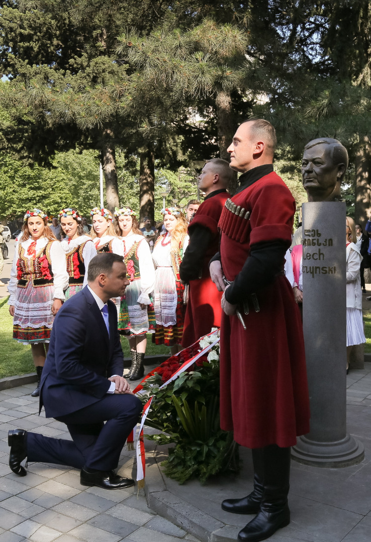 Prezydent Andrzej Duda składa wieniec przed pomnikiem Lecha Kaczyńskiego w Tbilisi