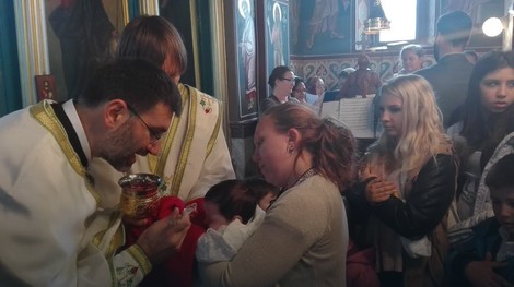 Više od 70 đaka kršteno je na kolektivnom obredu u crkvi