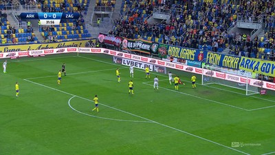 Arka - Zagłębie (0:0): Starzyński dobrym podaniem próbował otworzyć drogę do bramki Pawłoskiemu, ale zblokowali go obrońcy Arki