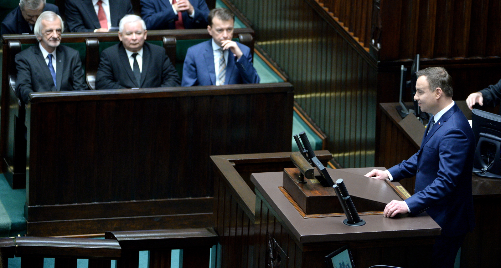 Andrzej Duda mówił, że mimo sporów posłowie powinni szukać porozumienia. Punktem wspólnym muszą być patriotyzm i niepodległość, które powinny być ważne dla wszystkich posłów.<BR> Prezydent wezwał też polityków do realizacji obietnic. Jak mówił, wyborcy oczekują bezpiecznego życia i poprawy swojej sytuacji materialnej. Apelował też o wysłuchanie głosów obywateli, między innymi poprzez nielekceważenie inicjatyw obywatelskich.<br> Prezydent zapowiedział dyżury swoich ministrów w Sejmie. Mają być w każdy czwartek, w który będą się odbywać posiedzenia Izby. Jak tłumaczył, chce być blisko prac parlamentu. Dlatego dyżury będą prowadzone w jego gabinecie w Sejmie. Będą w nim urzędowali ministrowie kancelarii - często ci z dużym doświadczeniem parlamentarnym. Prezydent zapewnił, że drzwi jego sejmowego gabinetu będą otwarte dla posłów.