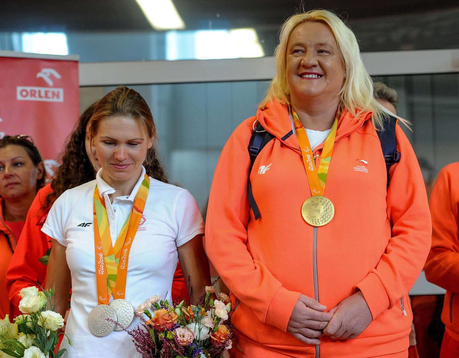 Podwójna srebrna medalistka w kolarstwie szosowym Anna Harkowska (L) i złota medalistka w pchnięciu kulą Ewa Durska (P)