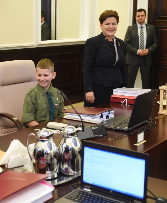 ... Rozcięcia w jego dolnej części nie powinny się bowiem układać tak jak się układały - marynarka nie powinna być opięta i odsłaniać okolic tali...