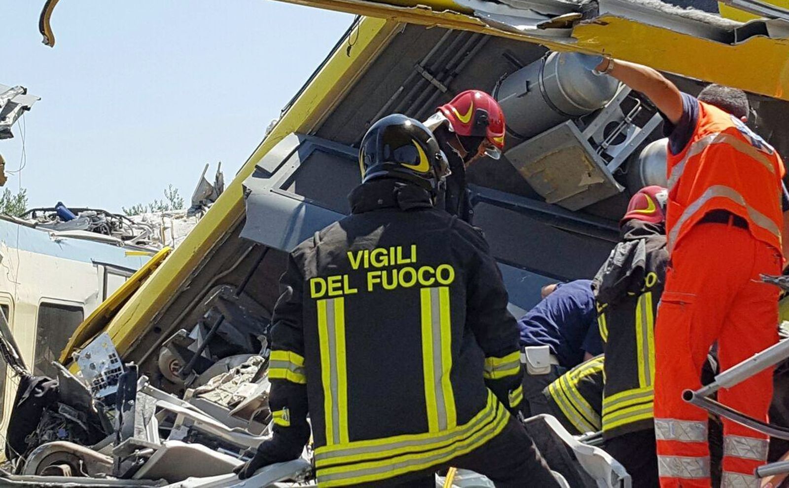 Do katastrofy doszło niedaleko miasta Bari w rejonie miejscowości Ruvo di Puglia i Corato. Zderzyły się tam dwa krótkie pociągi z czterema wagonami każdy, dowożące mieszkańców do pracy w tej części Apulii.<BR><BR> <I>Jest 20 ofiar śmiertelnych i czterech rannych w bardzo ciężkim stanie</I> - powiedział przedstawiciel miejscowych władz Giuseppe Corrado. Dodał, że potrzebna jest krew dla rannych.<BR><BR> Nie wiadomo, dlaczego oba składy znalazły się na tym samym torze, jedynym w tym miejscu.<BR><BR> Przybyły na miejsce katastrofy wiceprzewodniczący władz regionu Apulia <B>Antonio Nunziante</B> ocenił, że sytuacja jest