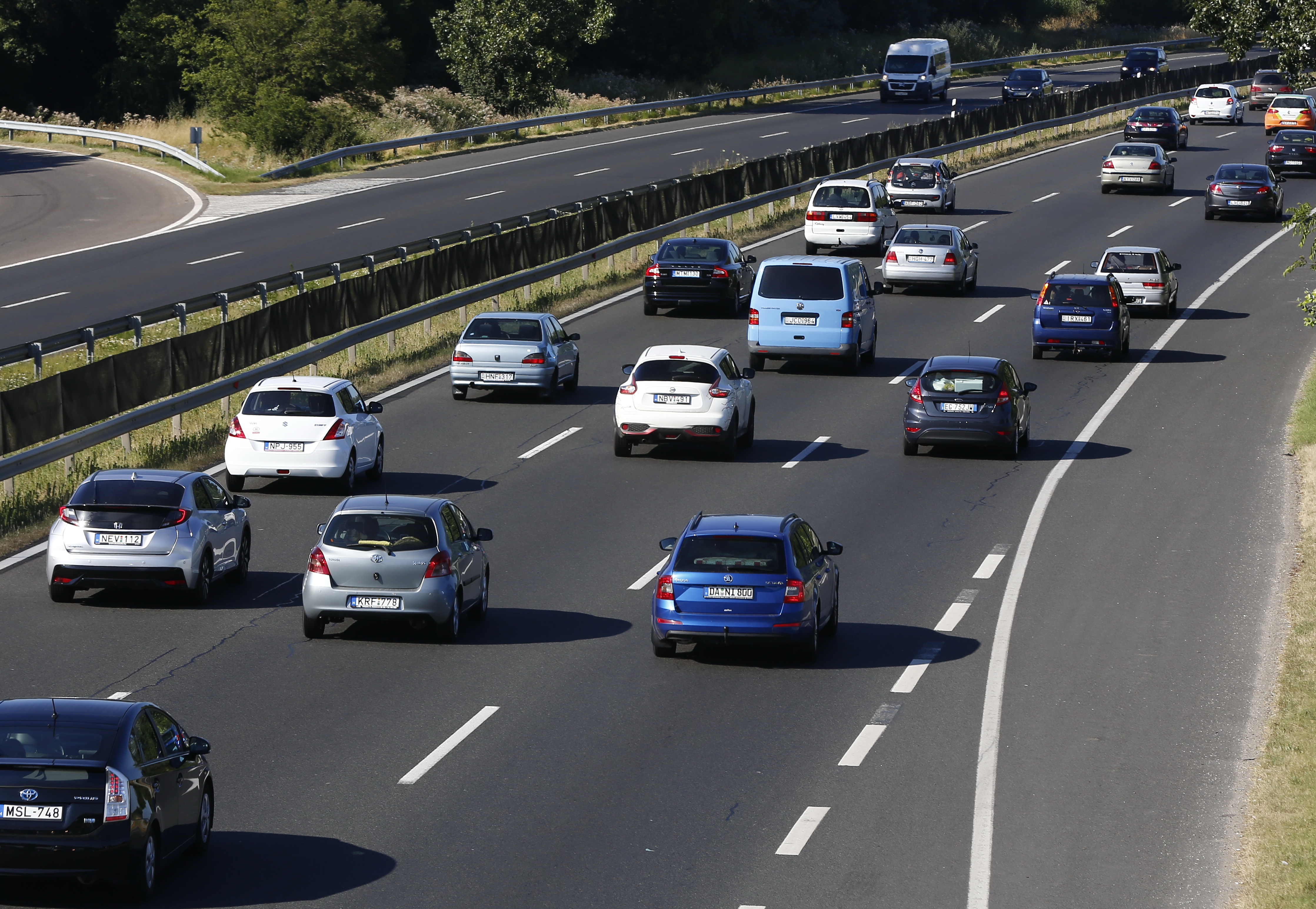 Drámai pillanatok: kigyulladt autóból szabadítottak ki egy családot az M1-esen