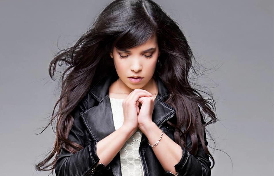 Indila to francuska piosenkarka pochodzenia indyjsko-algiersko-kambodżańsko-egipskiego, która właśnie teraz wkracza przebojem do branży muzycznej. Autorka hitu