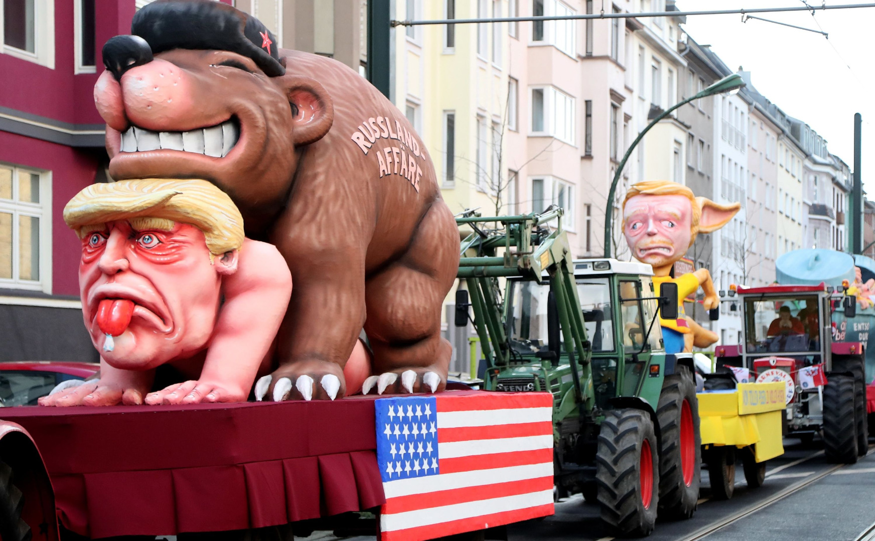 Wśród innych karykatur znalazł się także Donald Trump w dwuznacznej pozie z rosyjskim niedźwiedziem.