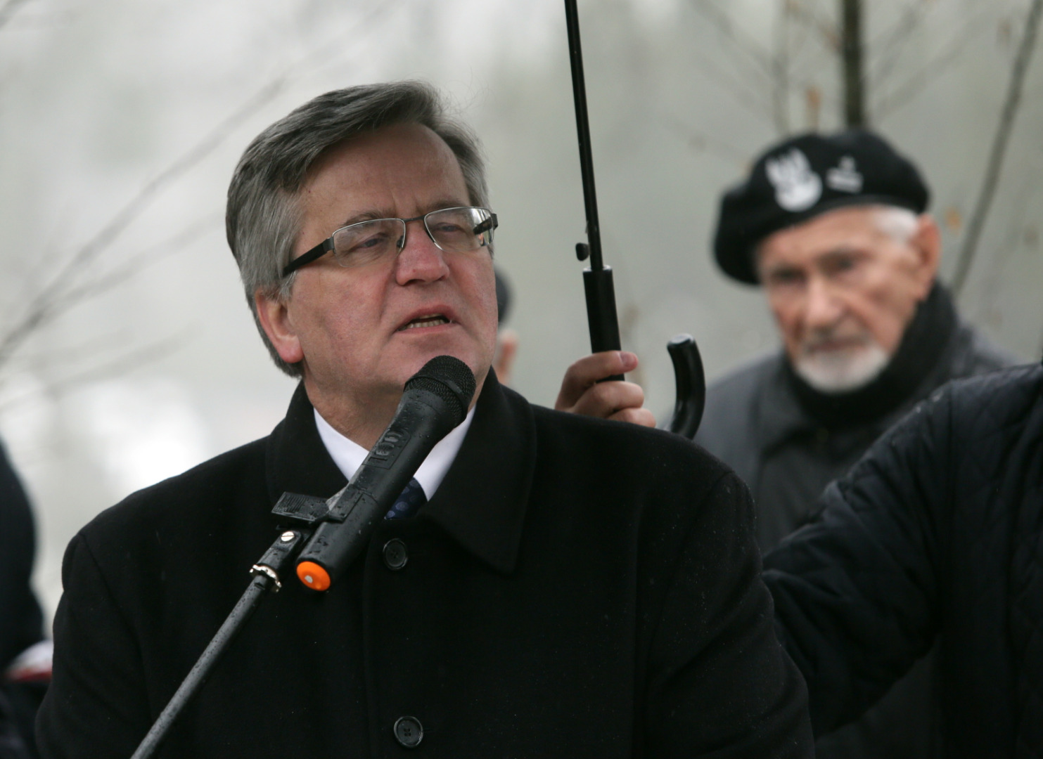 Marię Dmochowską pożegnali m.in. prezydent Bronisław Komorowski, wicemarszałek Senatu Bogdan Borusewicz, działacz opozycji w PRL Henryk Wujec, wiceprezes IPN Krzysztof Szwagrzyk, były prezes IPN Łukasz Kamiński, były szef pionu śledczego IPN Dariusz Gabrel, były przewodniczący Rady IPN Antoni Dudek, również historyk i dziennikarz, były więzień Auschwitz-Birkenau Marian Turski oraz lider Komitetu Obrony Demokracji Mateusz Kijowski.