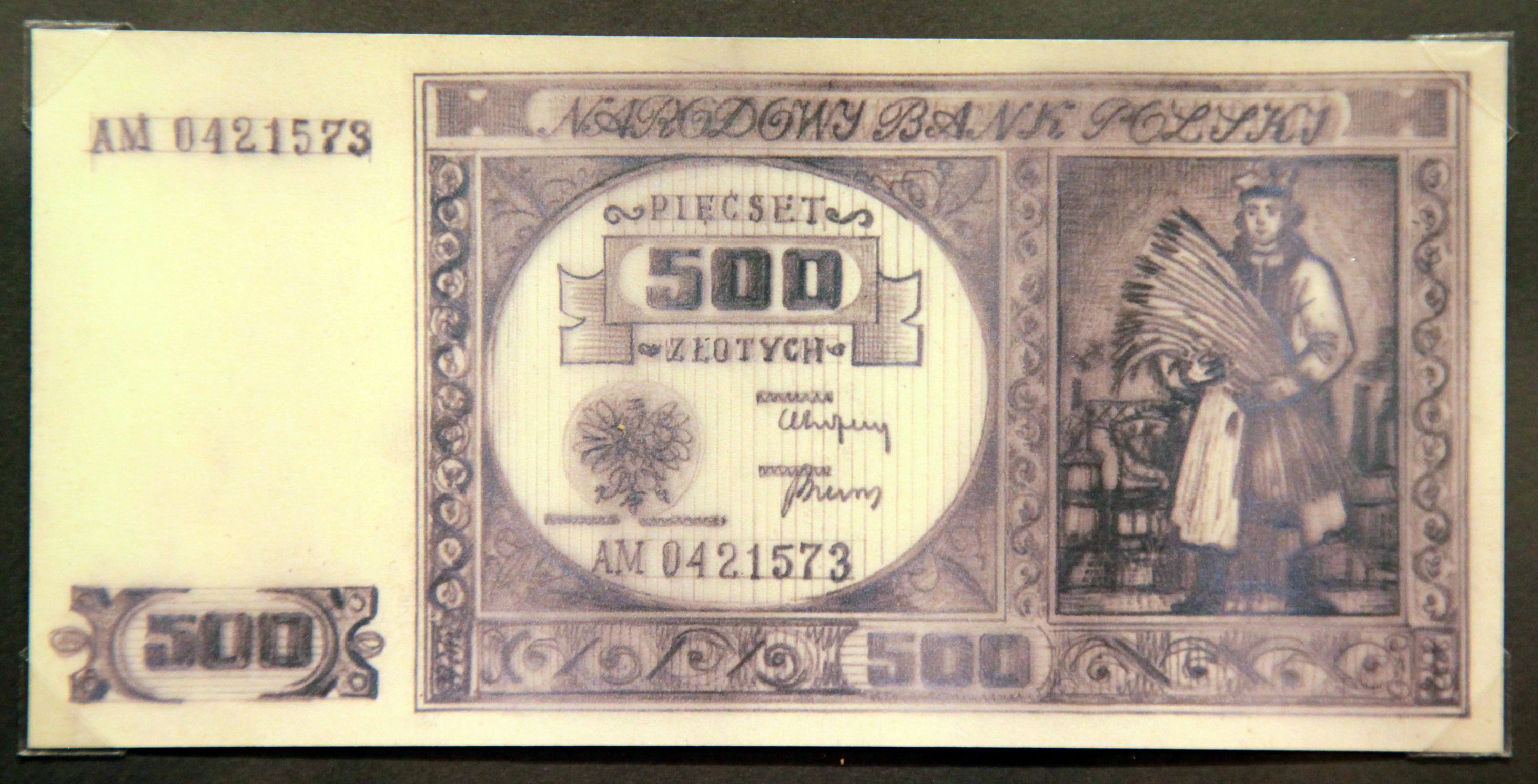 Mówi się o nim, że jest jedynym artystą, którego dzieła znają wszyscy, obcując z nimi na co dzień. Andrzej Heidrich projektuje banknoty na zlecenie Narodowego Banku Polskiego już od lat 60. XX wieku. Ale spod jego ręki wychodzą nie tylko banknoty. Artysta wyrysowywał również znaczki pocztowe, karty pocztowe, różne znaki graficzne, ale również patenty oficerskie, wzory paszportów oraz dowodów osobistych. Opracowywał również herby miast polskich, projektował orzełki na czapkach wojskowych, odznaki policyjne, przygotował także poprawki w godle państwowym, obecnie obowiązujące. <BR><BR> Można zaryzykować stwierdzenie, że gdzie się nie obejrzymy, trafiamy na dzieło Andrzeja Heidricha. Muzeum Historyczne we Wrocławiu pokazało projekty banknotów tego wybitnego grafika. Także te, które nigdy nie weszły do obiegu...