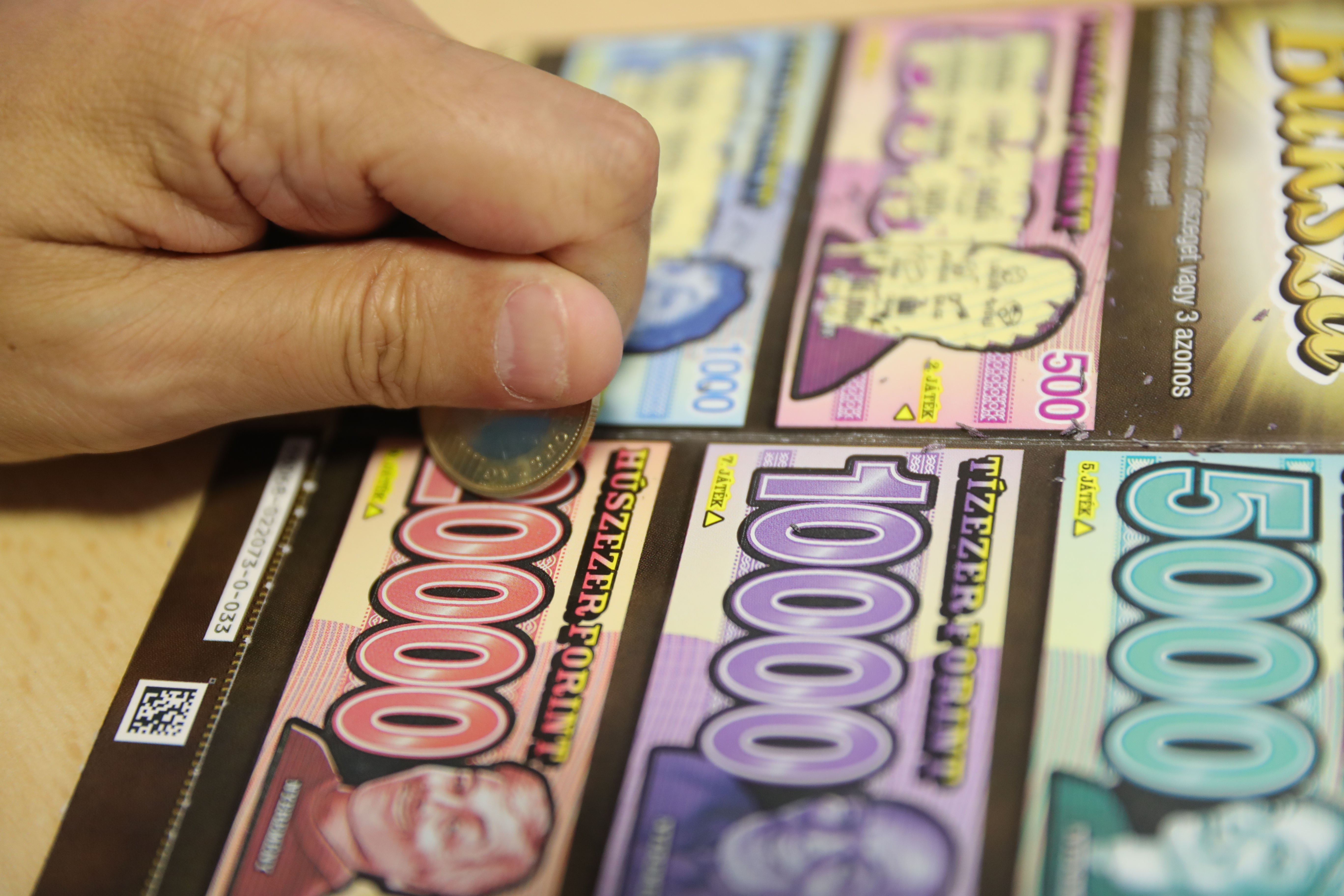 A pult alatt kapargatta a sorsjegyeket egy lottózós – több mint 1 milliót „nyert”