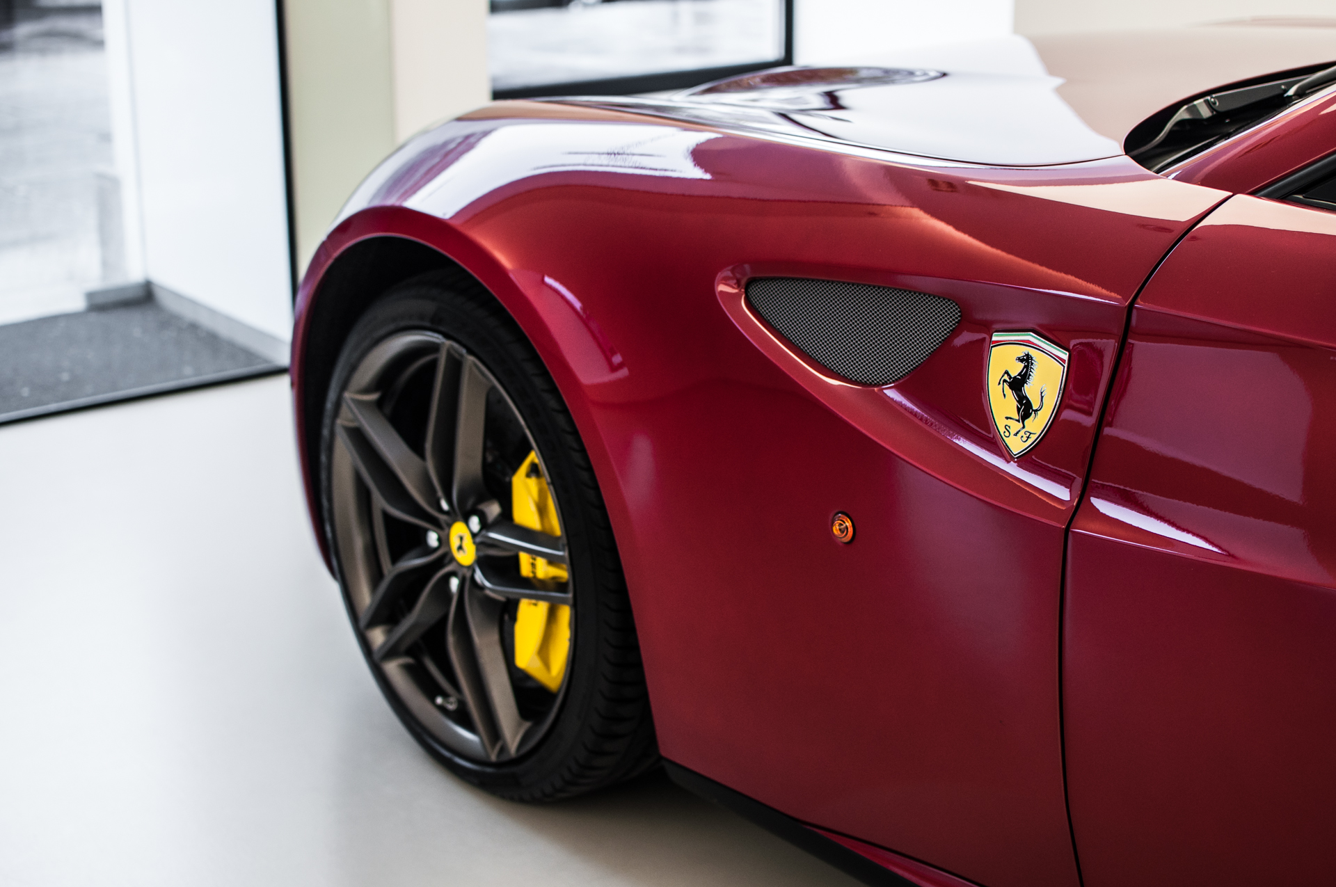 Ferrari FF - silnik V12 o pojemności 6,3 l. Moc - 660 KM