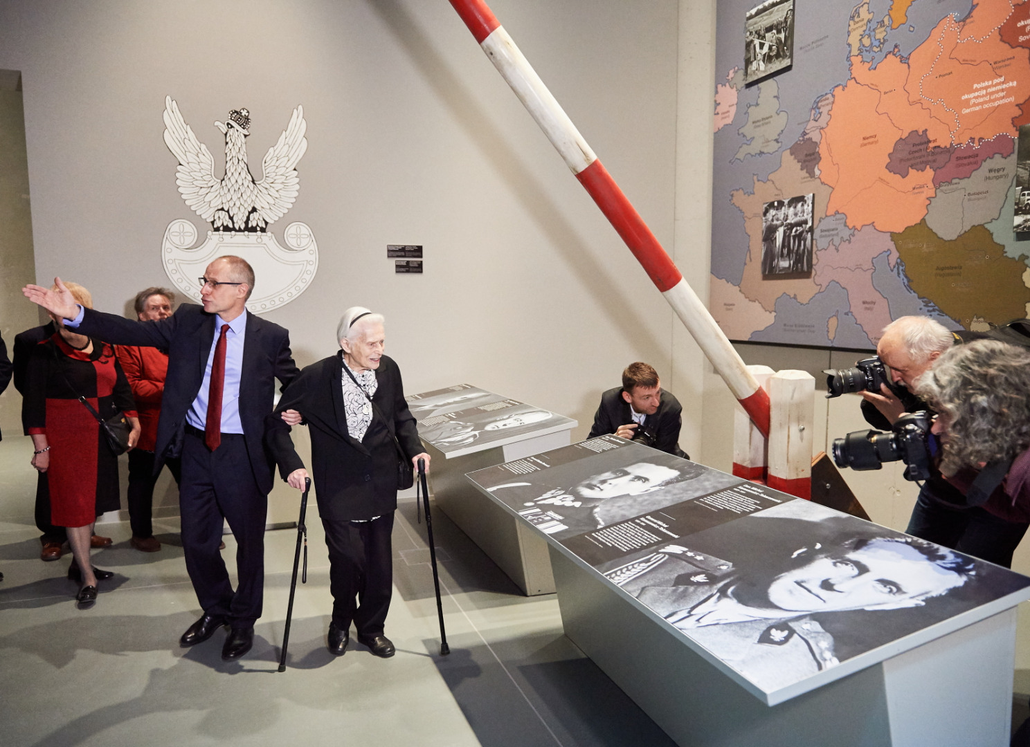 W części dotyczącej czasu wojny zwiedzający poznają m.in. przebieg działań militarnych, prowadzonych na różnych frontach przede wszystkim przez siły niemieckie, sowieckie i japońskie. Dużo miejsca poświęcono wkroczeniu wojsk niemieckich i sowieckich do Polski. <BR><BR> Ta część ekspozycji pokazuje też losy ludności cywilnej, zwłaszcza pod okupacją niemiecką, sowiecką i japońską. Opowiada m.in. o bombardowaniach i oblężeniach miast, paleniu wiosek, codziennym terrorze, głodzie i trudnościach w zaspokojeniu najprostszych życiowych potrzeb; przesiedleniach, deportacjach, wypędzeniach i pracy przymusowej. Prezentuje traktowanie osób chorych i upośledzonych, losy więźniów obozów koncentracyjnych i jenieckich oraz eksterminację Żydów. Dużą część w tym bloku tematycznym zajmuje też opowieść o ruchu oporu i bohaterstwie zwykłych ludzi. Przedstawiono tu m.in. polskie Państwo Podziemne, walki partyzanckie i działania cywilnego ruchu oporu w całej Europie.