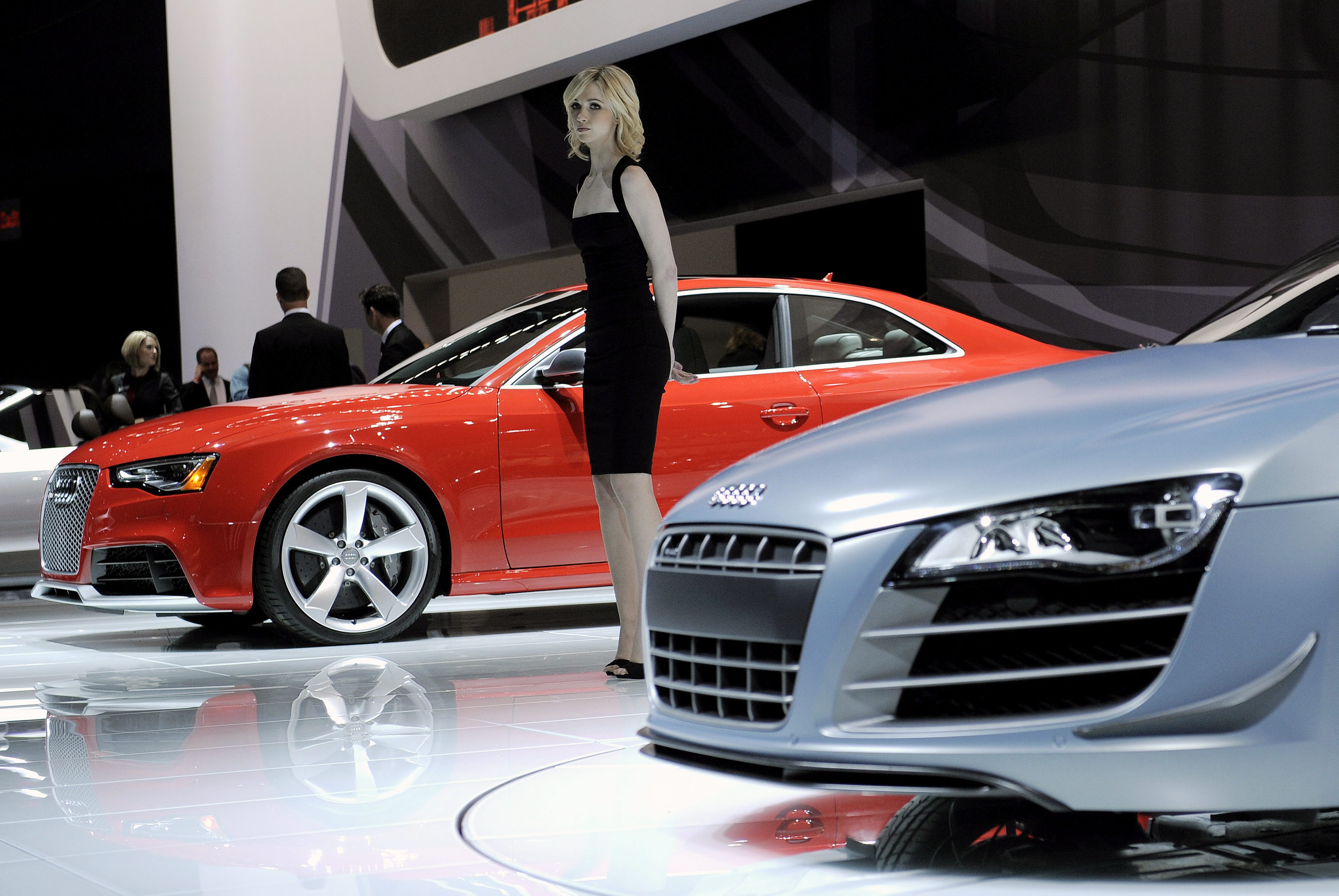 Stoisko Audi - czerwone Audi RS 5 i Audi R8 GT Spyder