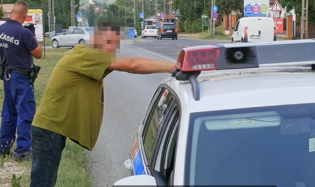 Kerepes polgármestere ismét lecsapott: rendőrt hívott az autók között mászkáló, bódult férfira – videó