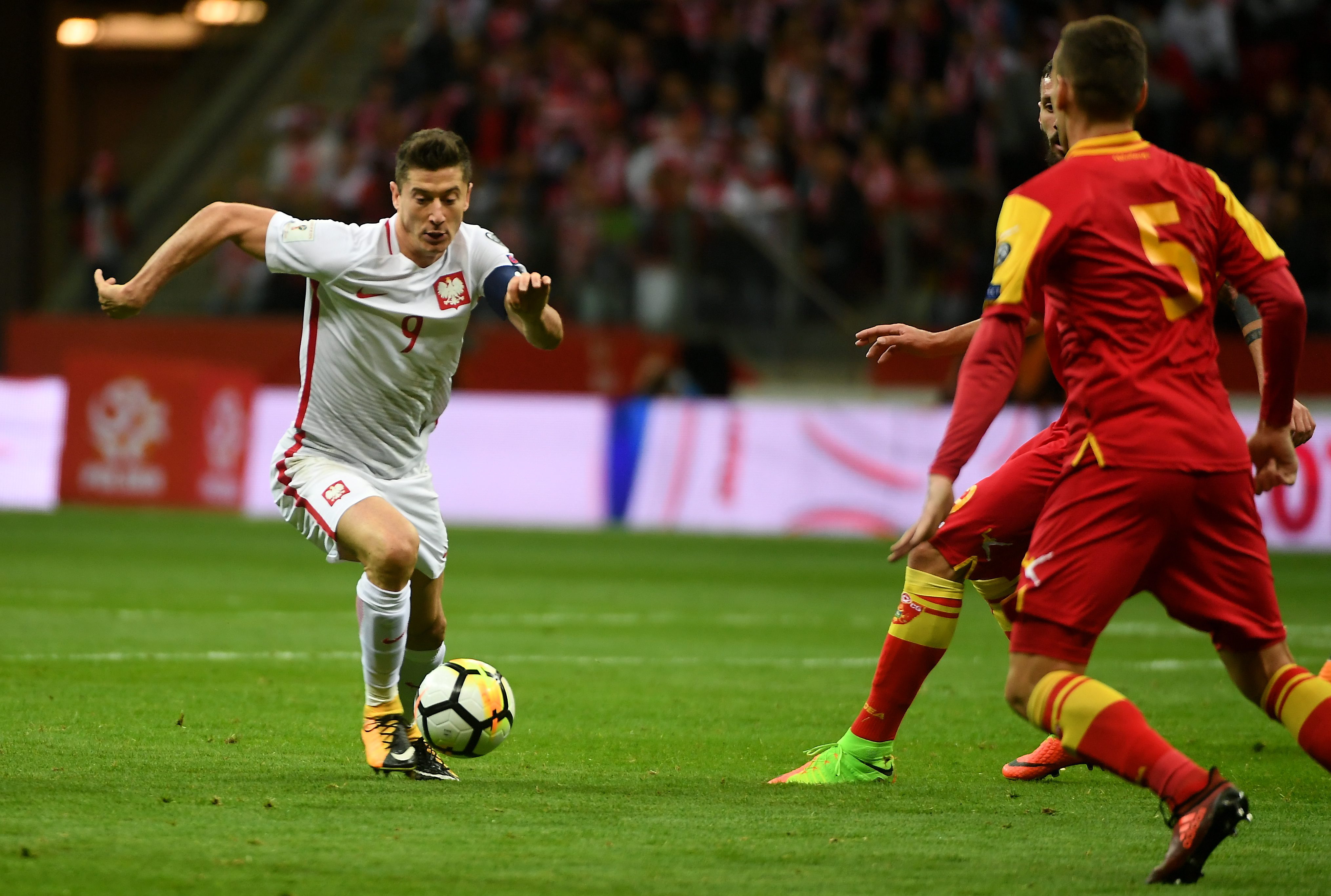 Robert Lewandowski (L) i Nemanja Mijuskovic (P)