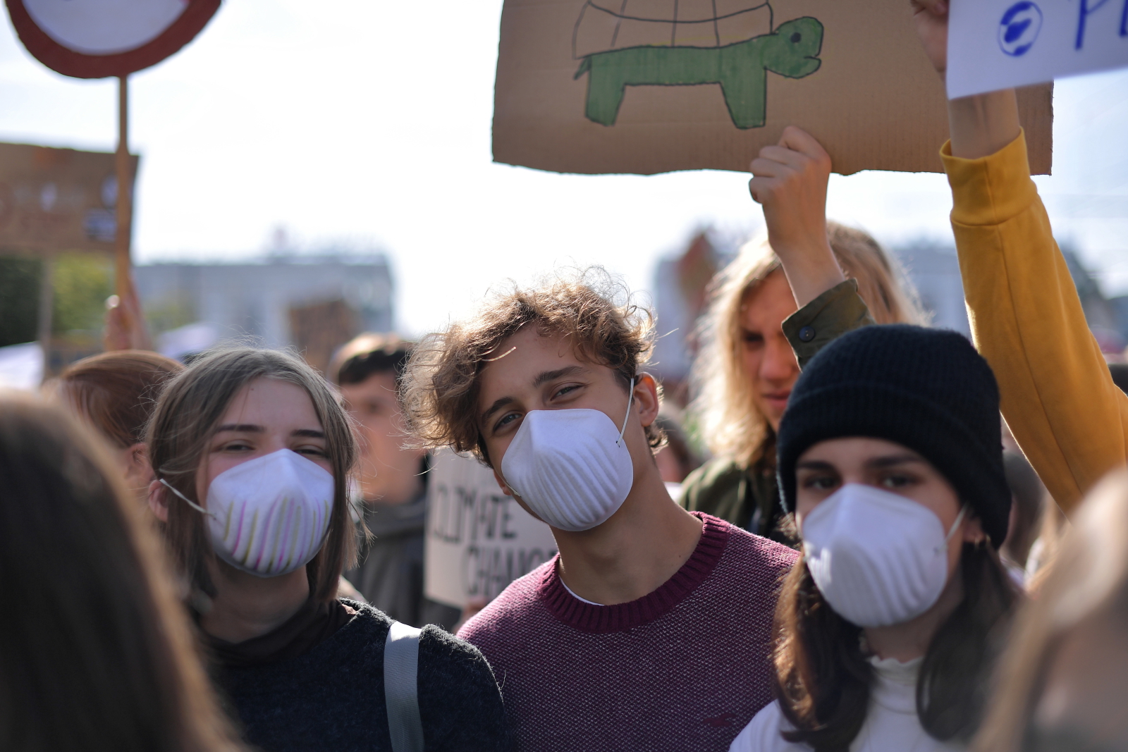 Uczestnicy Młodzieżowego Strajku Klimatycznego w Warszawie