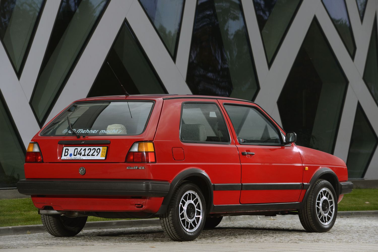 Trzeba również wspomnieć, że golf wprowadził do klasy kompaktowej regulowany katalizator (1984), ABS (1986) i wspomaganie układu kierowniczego i po raz pierwszy także napęd na wszystkie koła (syncro, 1986). I już w 1989 roku - przed 23 laty - Volkswagen zaprezentował prototyp golfa z napędem elektrycznym i kolejny prototyp z napędem hybrydowym. W czerwcu 1988 roku - 14 lat po debiucie - golf przekroczył magiczną granicę produkcji 10 milionów egzemplarzy. W 1991 roku, po 6,41 miliona wyprodukowanych egzemplarzy, druga generacja golfa ustąpiła miejsca swojemu następcy...