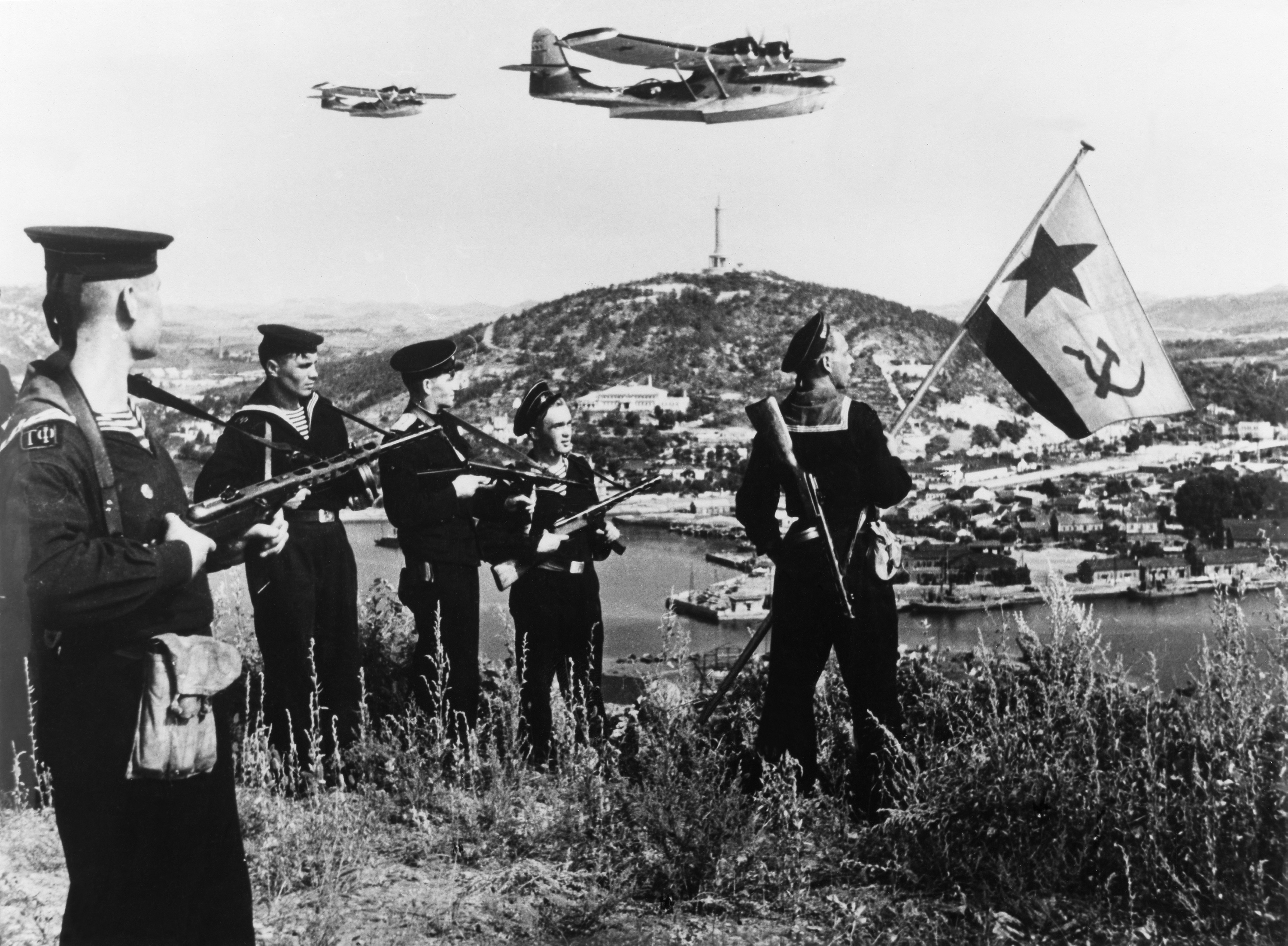Port Arthur (obecnie chińskie Lüshunkou) w południowej Mandżurii. Sowieccy marynarze świętują zwycięstwo nad armią japońską, sierpień 1945 r