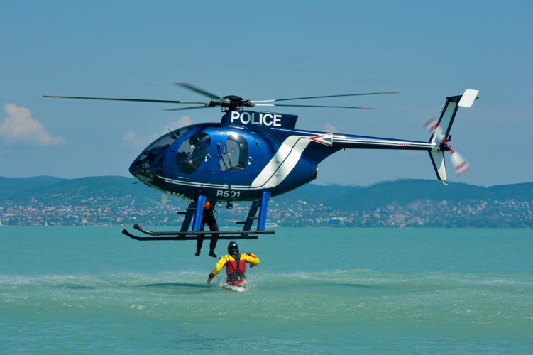 Videón, ahogy kiemelik a vízből a Balatonba zuhant rendőrhelikoptert