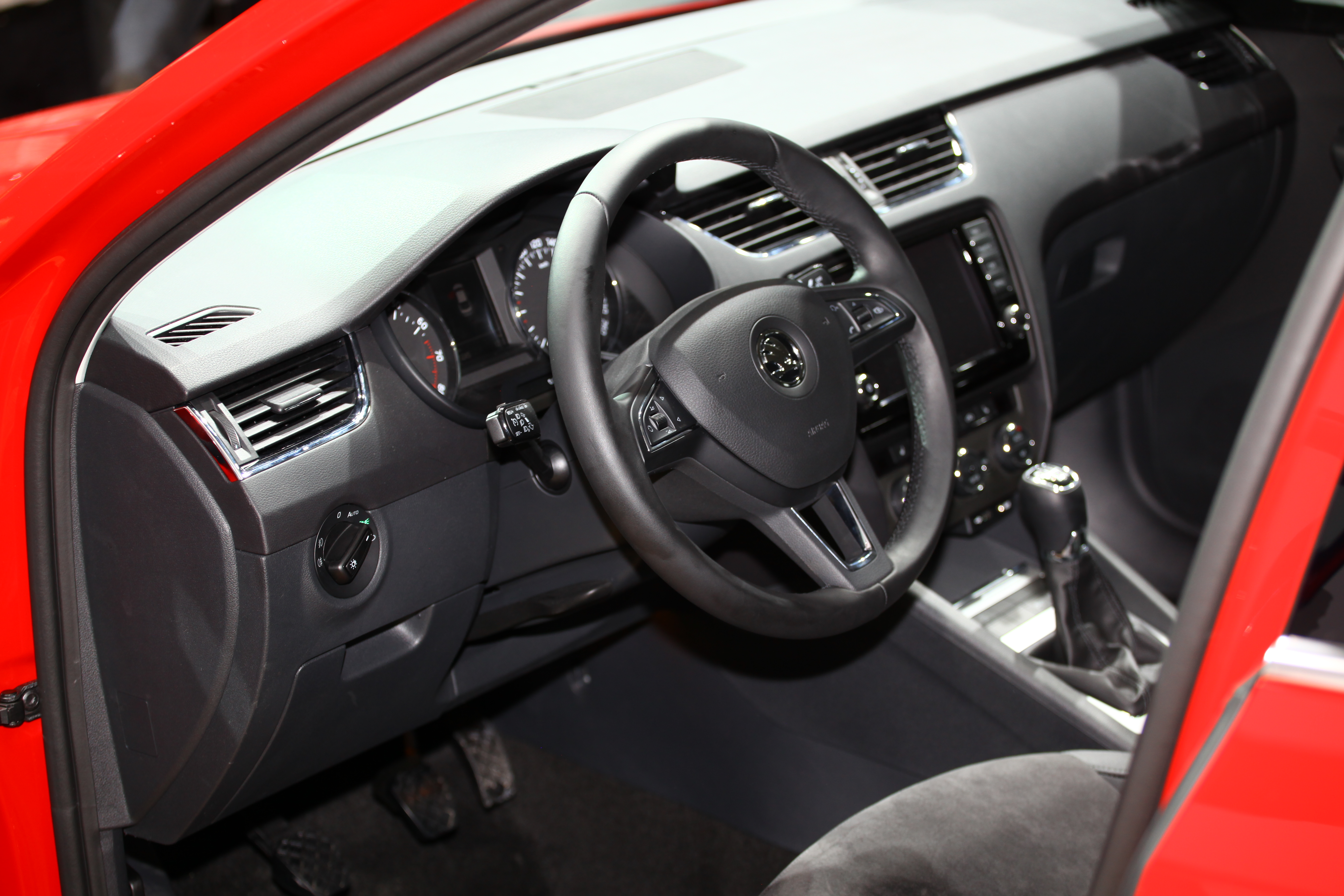 Nowe wcielenie czeskiego hitu zostało zbudowane na najnowszej modułowej platformie podłogowej MQB jaką opracowali inżynierowie Volkswagena, a którą wykorzystują już nowe audi A3, nowy volkswagen golf i nowy seat leon...