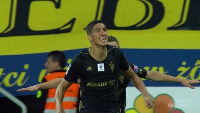 Arka - Górnik Z. (0:1): Czego nie zrobił Jimenez, wykonał Suarez. Strzał z trudnej pozycji, Steinbors nie zdążył zareagować!