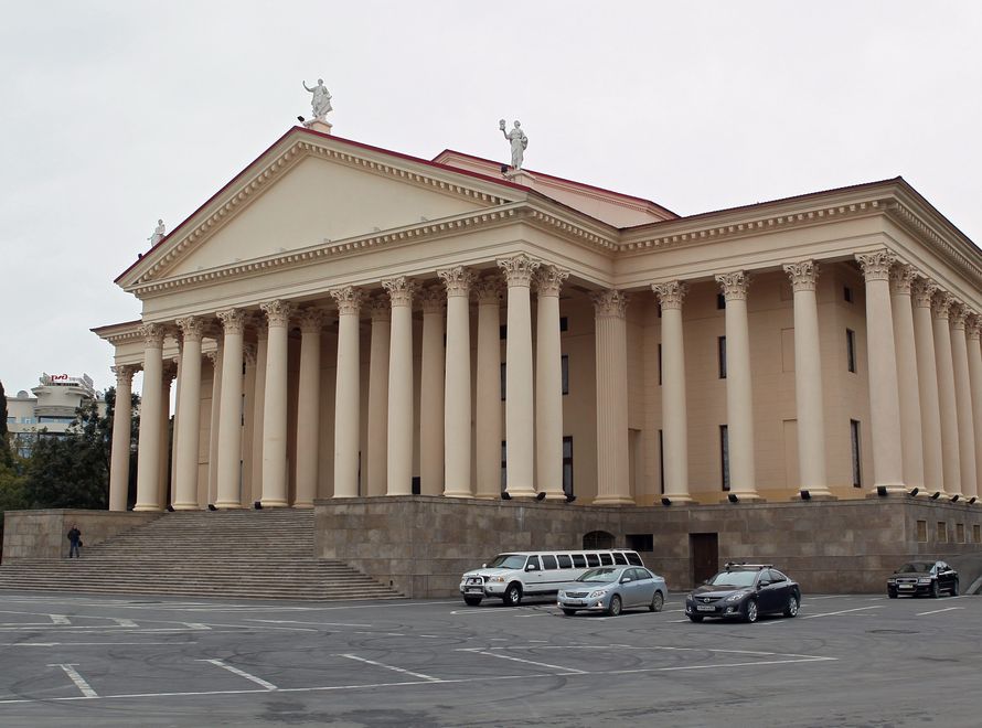 Soczi to największy rosyjski kurort. Miasto jest położone w Kraju Krasnodarskim, niedaleko granicy z Gruzją. Na zdjęciu: Teatr zimowy w Soczi