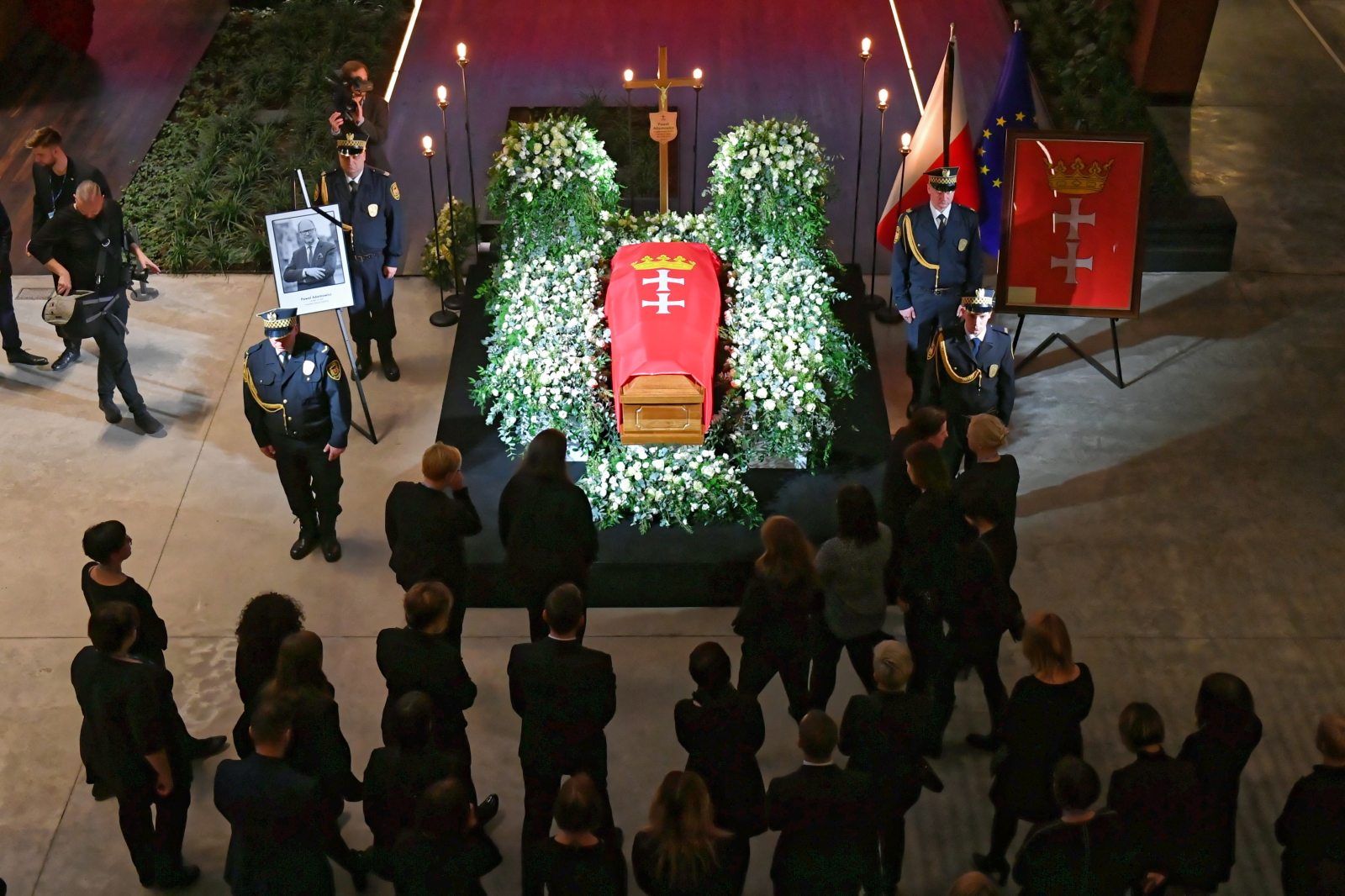 Wejście do ECS zostało otwarte w czwartek po godz. 17.30. Przed tą godziną w pożegnaniu Pawła Adamowicza uczestniczyła jego najbliższa rodzina, przyjaciele, znajomi i współpracownicy. Cześć zabitemu samorządowcowi oddali też radni miasta Gdańska z wszystkich kadencji, uczestniczący wcześniej w uroczystej sesji Rady Miasta Gdańska w Dworze Artusa.