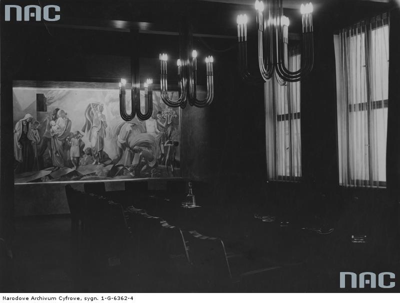 W roku 1944, podczas Powstania Warszawskiego Prudential został bardzo zniszczony, a bywały dni, gdy w gmach niemiecki pocisk trafiał średnio co osiem minut. Łącznie budynek został trafiony ponad tysiąc razy, ale dzięki stalowej konstrukcji przerwał. Do dziś to budynek-ikona Powstania Warszawskiego. Był to jednocześnie pierwszy gmach zdobyty przez powstańców.