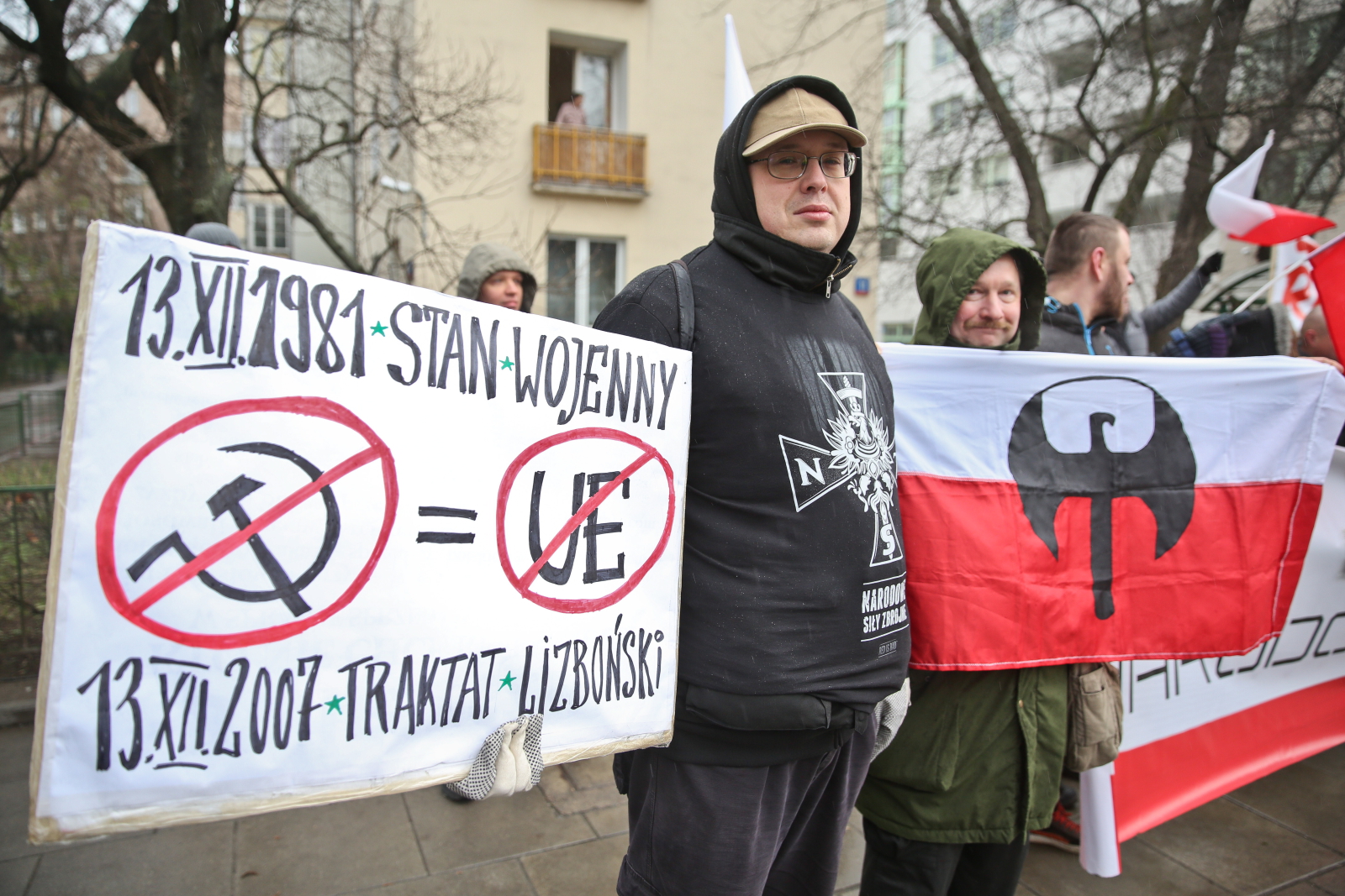 Kontrmanifestację zorganizowali zaś narodowcy. Jest ich zaledwie klikudziesięciu.