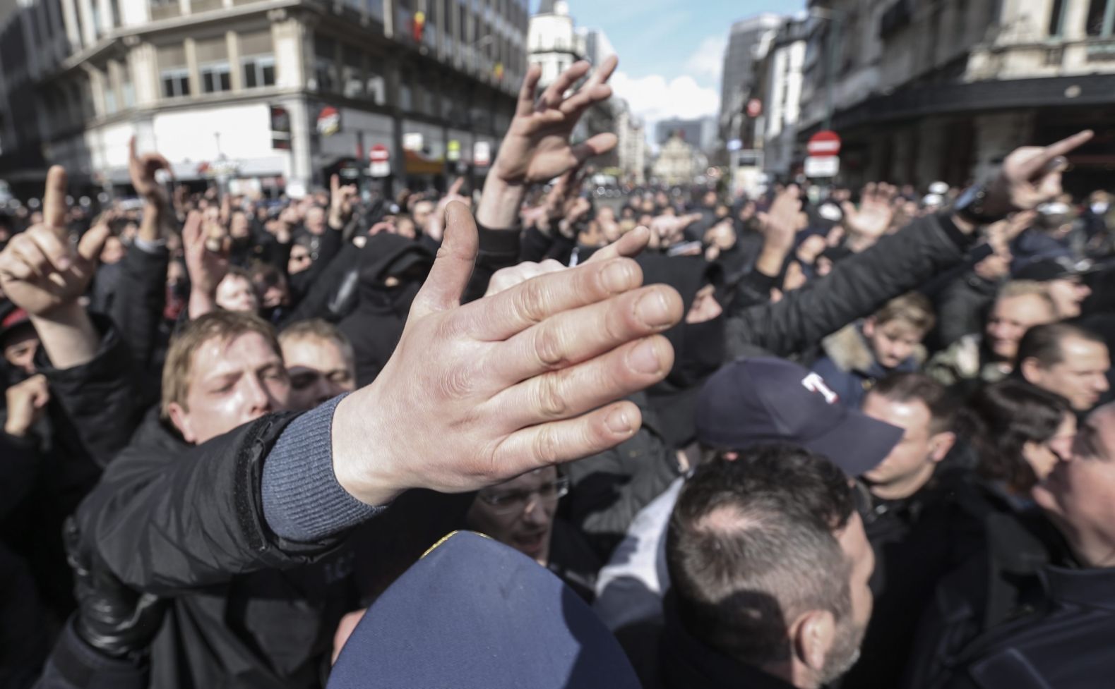 BBC podaje, że policja interweniowała, gdyż niektórzy demonstranci zaczepiali muzułmanki w tłumie i wykonywali hitlerowskie pozdrowienia. Agencja AFP pisze, że ubrani na czarno nacjonaliści wykrzykiwali: <B><I>