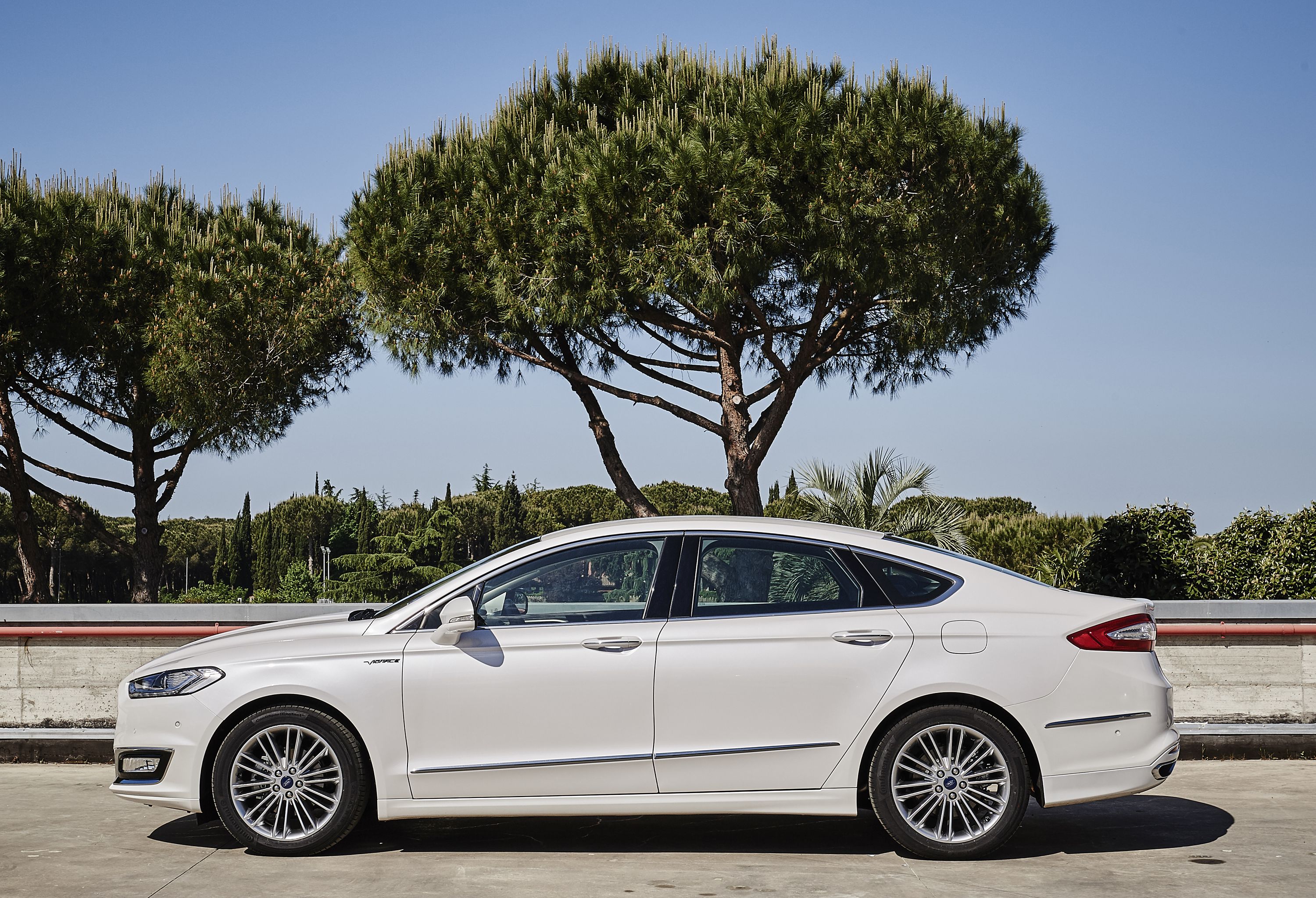 Nowy ford mondeo vignale będzie naszpikowany elektronicznymi wspomagaczami - jednym z nich jest system zapobiegania kolizjom z funkcją wykrywania pieszych, który potrafi ustrzec przed zderzeniem (z innymi pojazdami lub ludźmi) lub ograniczać jego skutki.