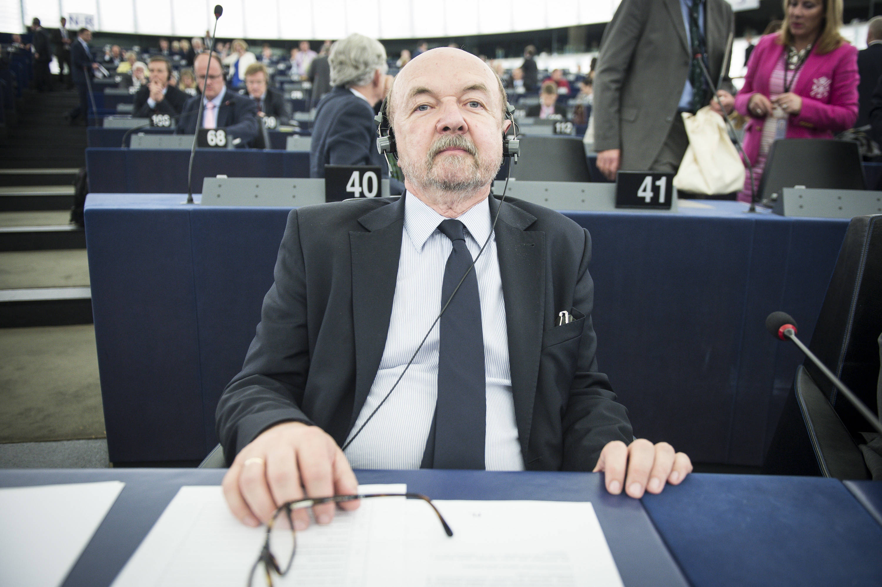 Europoseł PiS zgromadził 10 tys. zł i 100 tys. euro. Ma także papiery wartościowe na kwotę 320 tys. zł. Jest właścicielem domu o powierzchni 300 m2 - wartość 1 mln zł. I działki budowlanej - wartość 130 tys. zł. <a href=