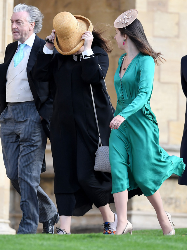 Csak úgy repkednek a kalapok: Eugénia hercegnő esküvőjén minden vendég a  széllel küzd - Glamour