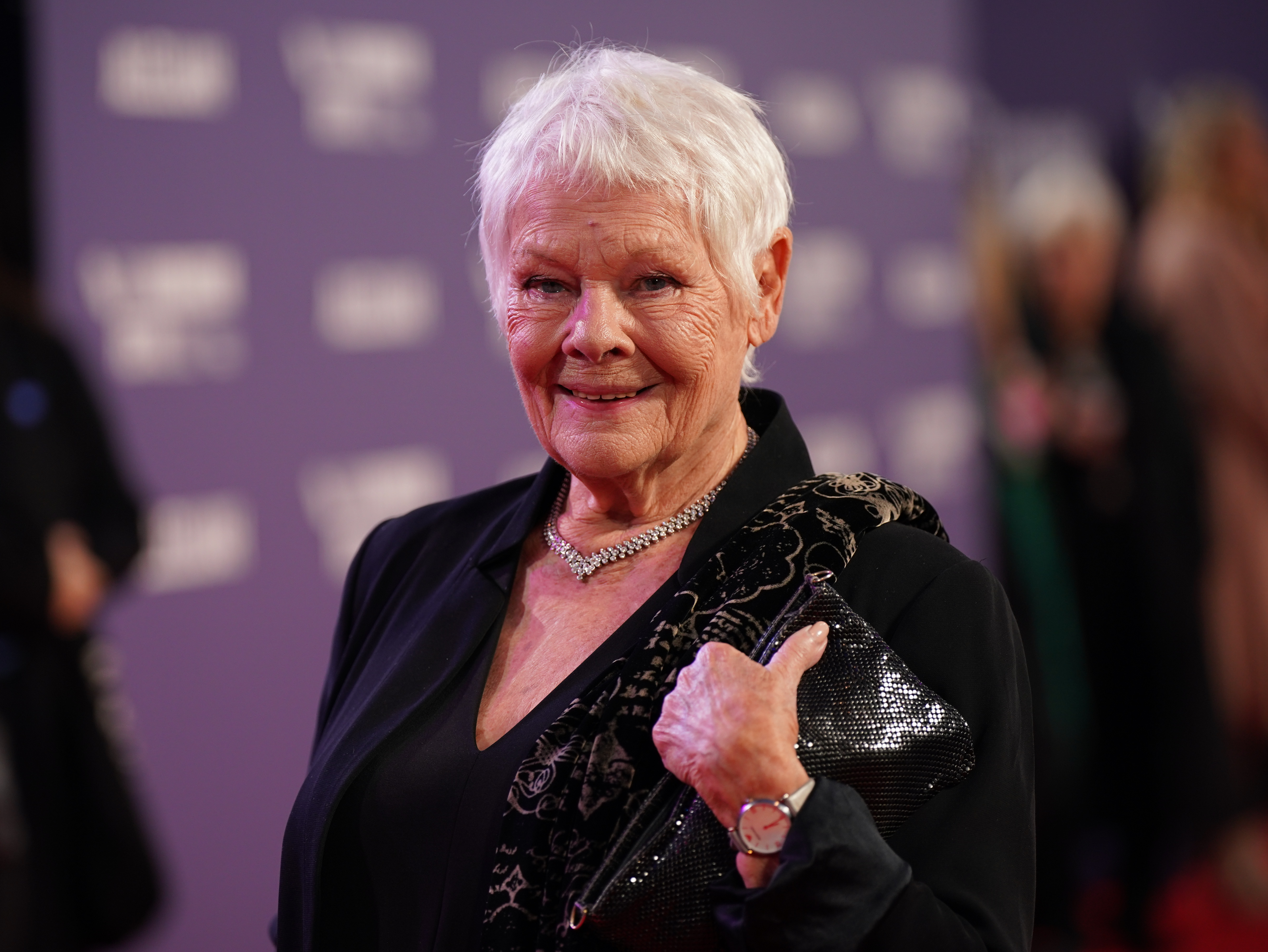 Súlyos betegségéről vallott Judi Dench – Az Oscar-díjas színésznő segítségre szorul, van, amire már egyedül képtelen