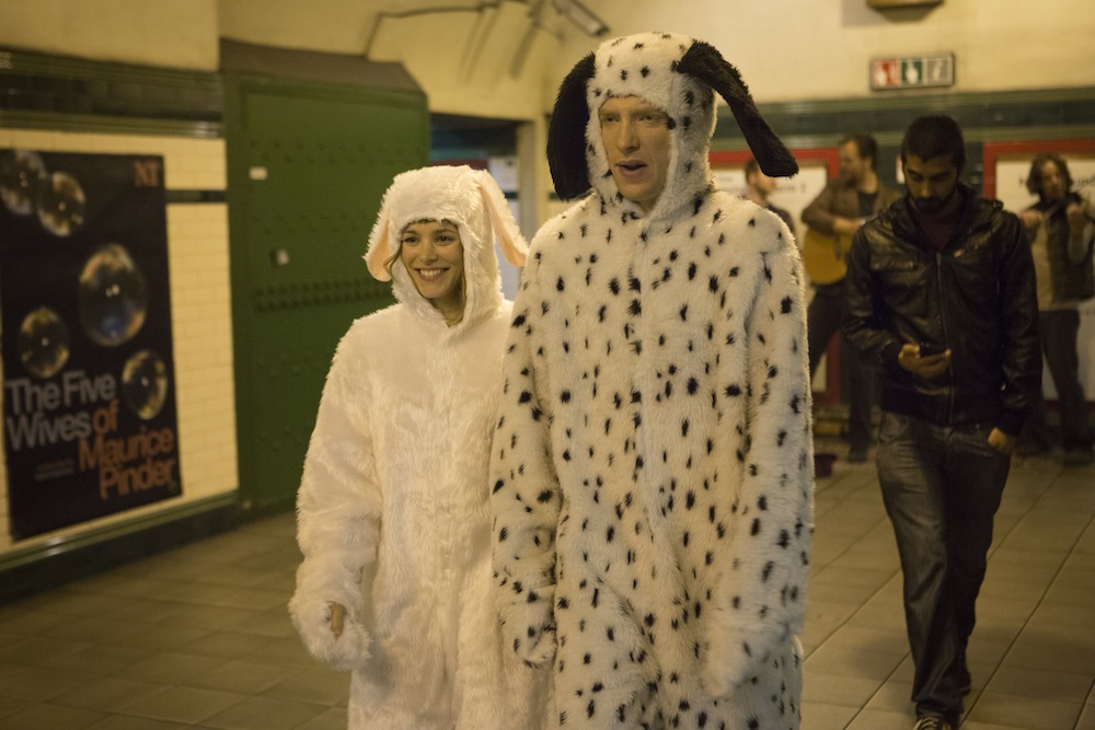 Rachel McAdams i Domhnall Gleeson w filmie