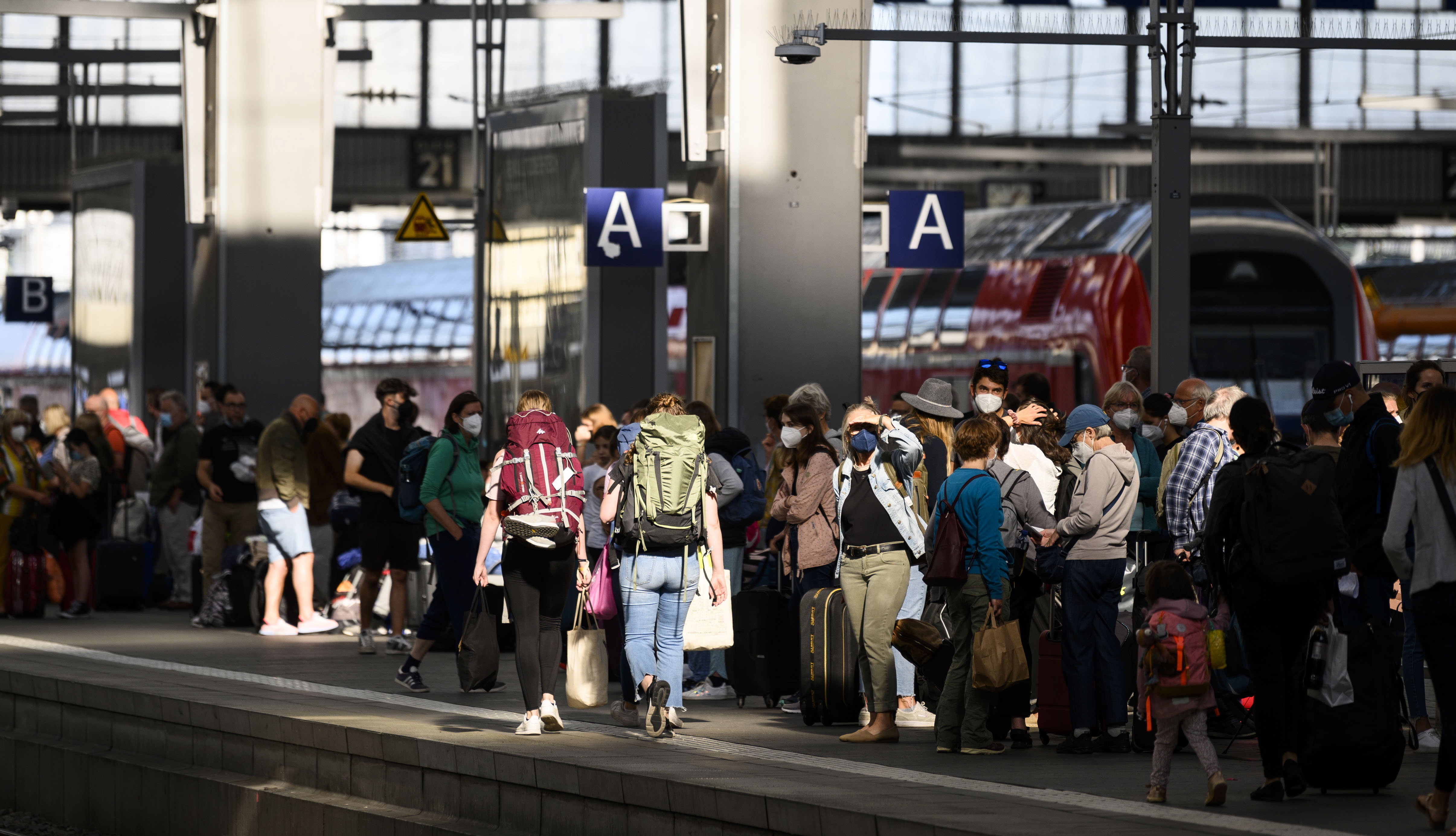 Becsületből jeles: 1000 eurót talált egy férfi a pályaudvaron – visszajuttatta a pénzt