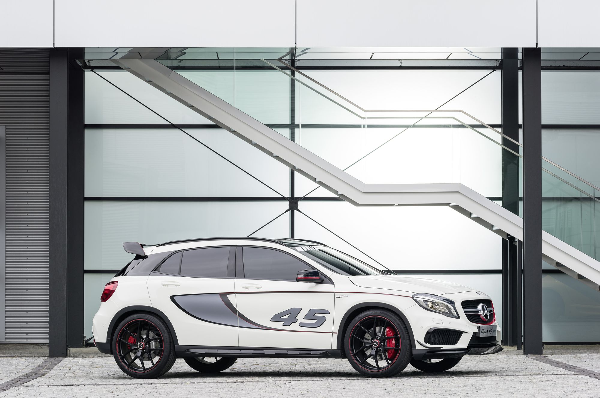 Napakowana karoseria mercedesa GLA 45 AMG skrywa najmocniejszą na świecie, produkowaną seryjnie jednostkę 4-cylindrową - przynajmniej tak twierdzą przedstawiciele niemieckiej marki.