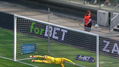 Śląsk - Piast (0:0): Sedlar chciał zaskoczyć Słowika strzałem przewrotką. Piłka poszybowała jednak nad bramką