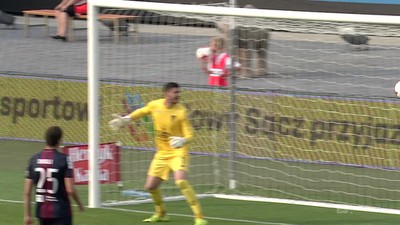 Sandecja - Pogoń (2:1): Kolew nie daje szans Załusce pięknym strzałem głową i daje Sandecji zwycięstwo