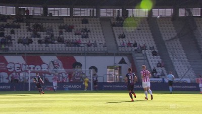 Cracovia - Pogoń (0:1): Spostrzegawczy Piątek chciał wykorzystać wyjście Bursztyna. Lob z ponad 30 metrów omal nie zaskoczył 20-latka