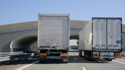 Kierowcy ciężarówek rozpoczynają protest – będą jeździć wolniej