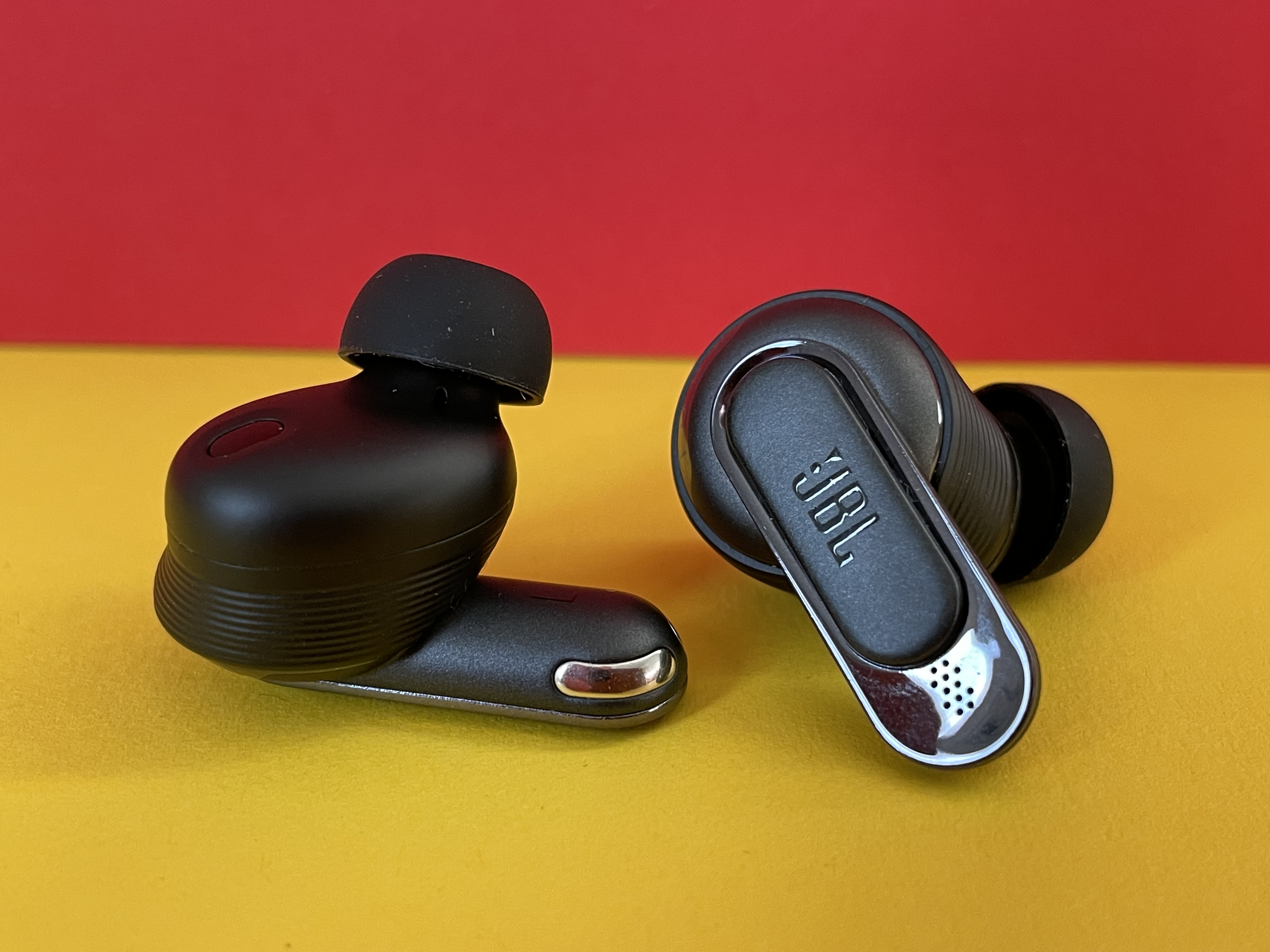 JBL Tour Pro 2 im Test HightechEarbuds mit TouchDisplay Heise