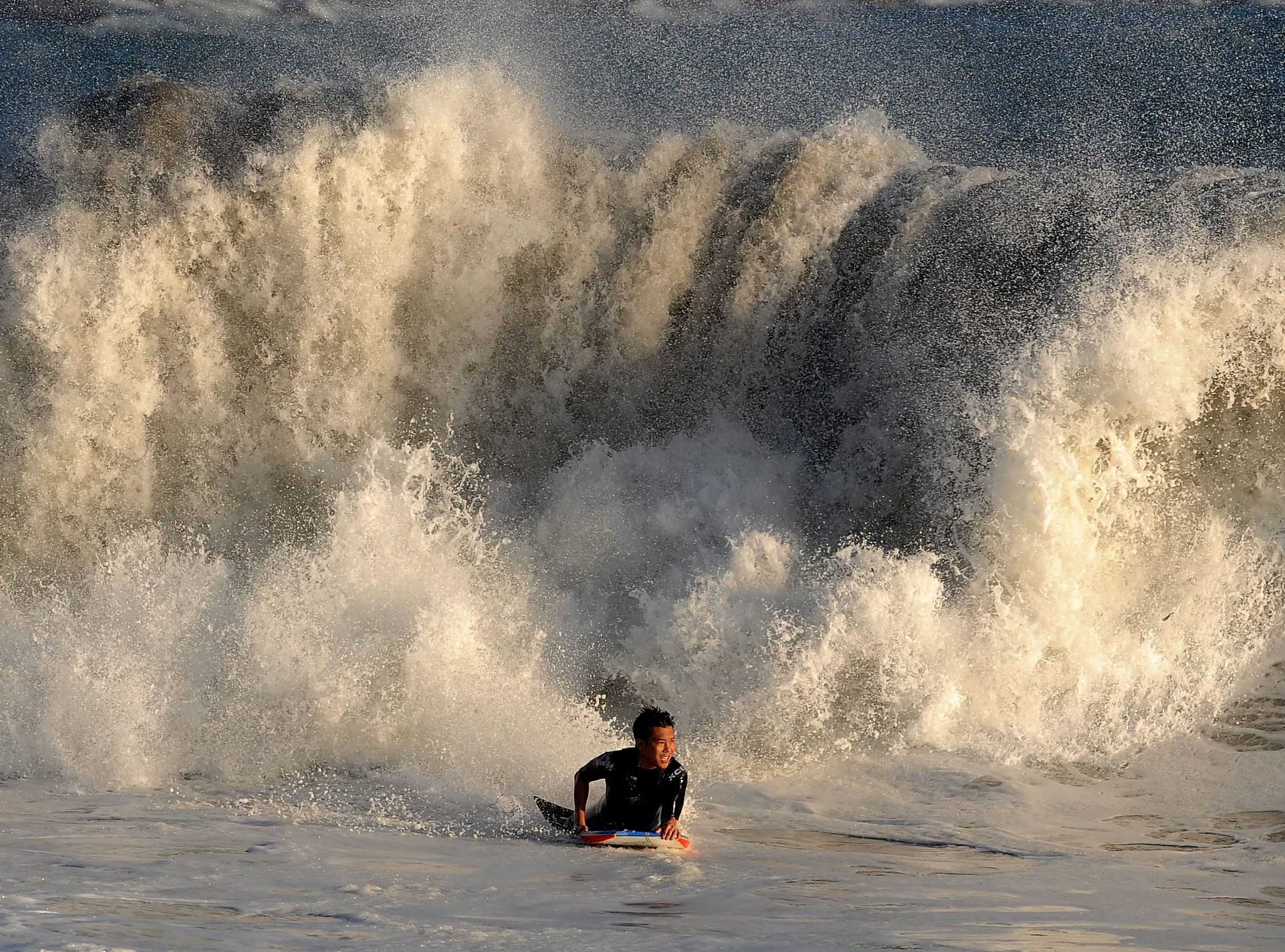 Boogie boarder na fali w Newport Beach, w Kalifornii