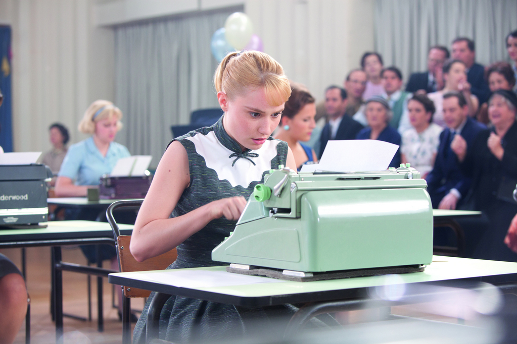 Akcja filmu rozgrywa się w latach 50., kiedy to spełnieniem marzeń każdej młodej kobiety była posada sekretarki. Rose udaje się spełnić to marzenie
