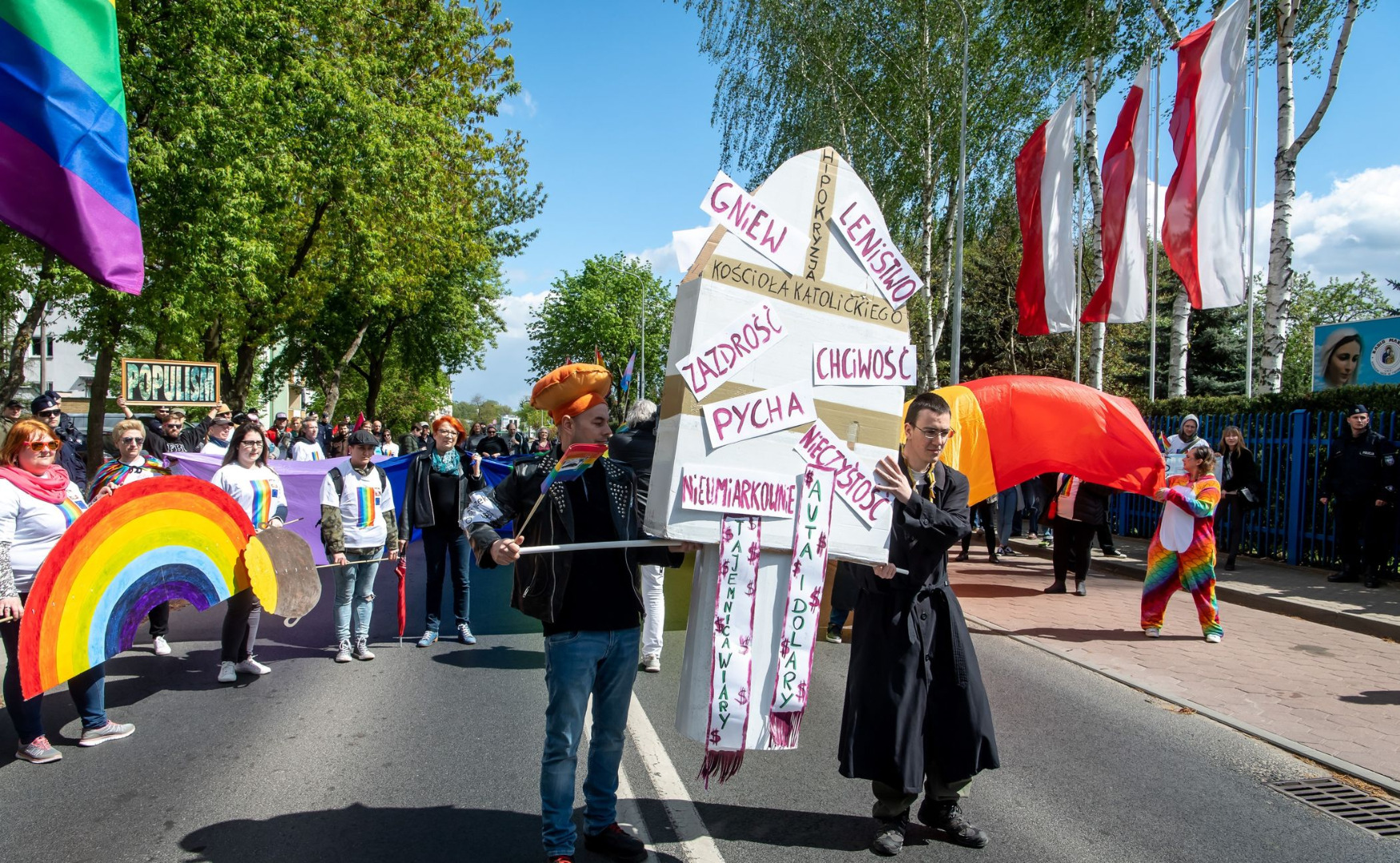 W reakcji na to Toruński Strajk Kobiet skierował do Sądu Okręgowego w Toruniu zażalenia na decyzje wicewojewody i prezydenta miasta. Sąd we wtorek uwzględnił zażalenia, uchylając obie decyzje. Zdaniem sądu studenci nie wykazali, że wcześniej organizowali obchody Święta Konstytucji, a wicewojewoda bezkrytycznie dał wiarę ich oświadczeniom. Przyznał też, że prezydent Torunia nie miał wyjścia i po decyzji wicewojewody musiał zakazać zgromadzania. Na postanowienie toruńskiego sądu nie zostało złożone odwołanie do Sądu Apelacyjnego w Gdańsku, więc postanowienie uprawomocniło się.