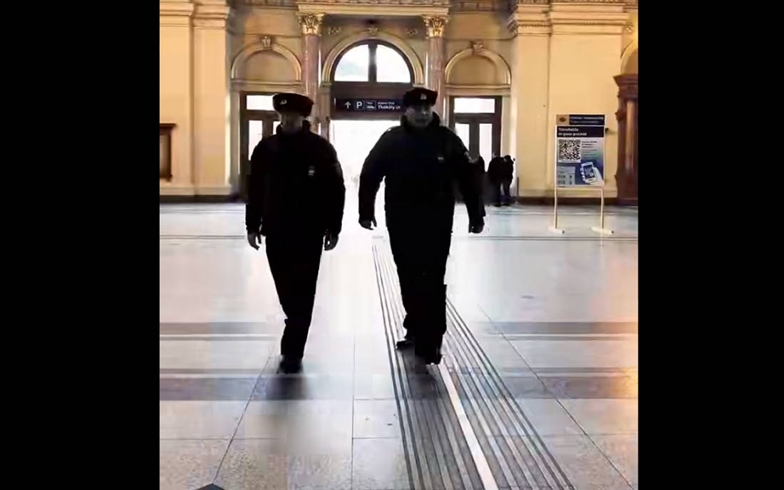 Két budapesti rendőr besétált a Keletibe, megláttak valamit és aztán olyasmi történt, amit csak a neten vírusként terjedő videókon látni - videó