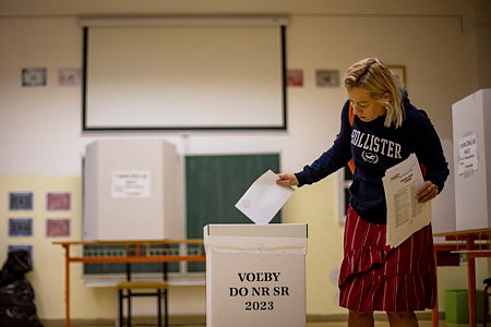 Szlovák választás: egy férfi meghalt szavazás közben, a fülkében találtak rá