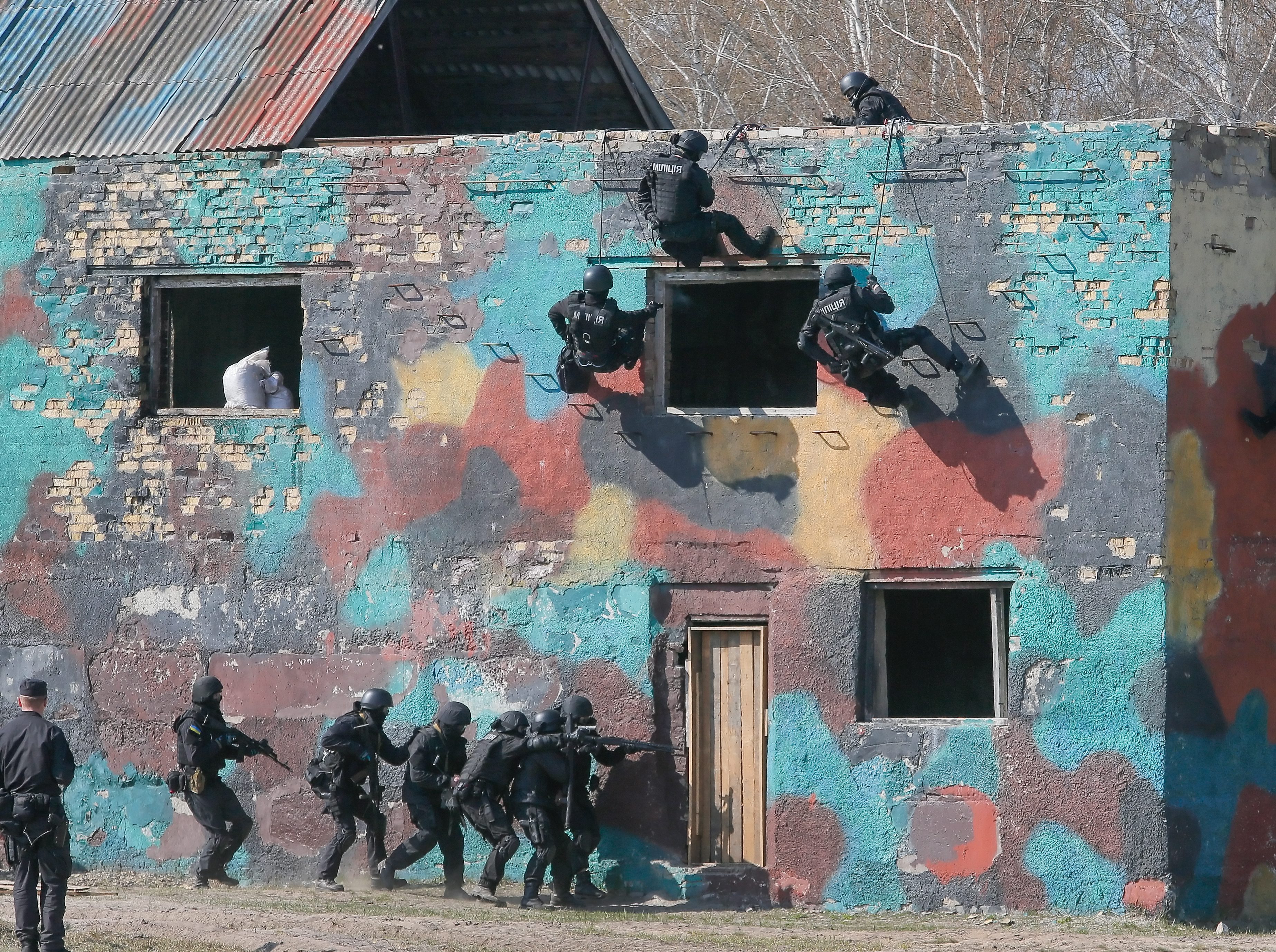 Dlatego też żołnierze ćwiczą sztukę odbijania zakładników i szturmów na siedziby terrorystów.