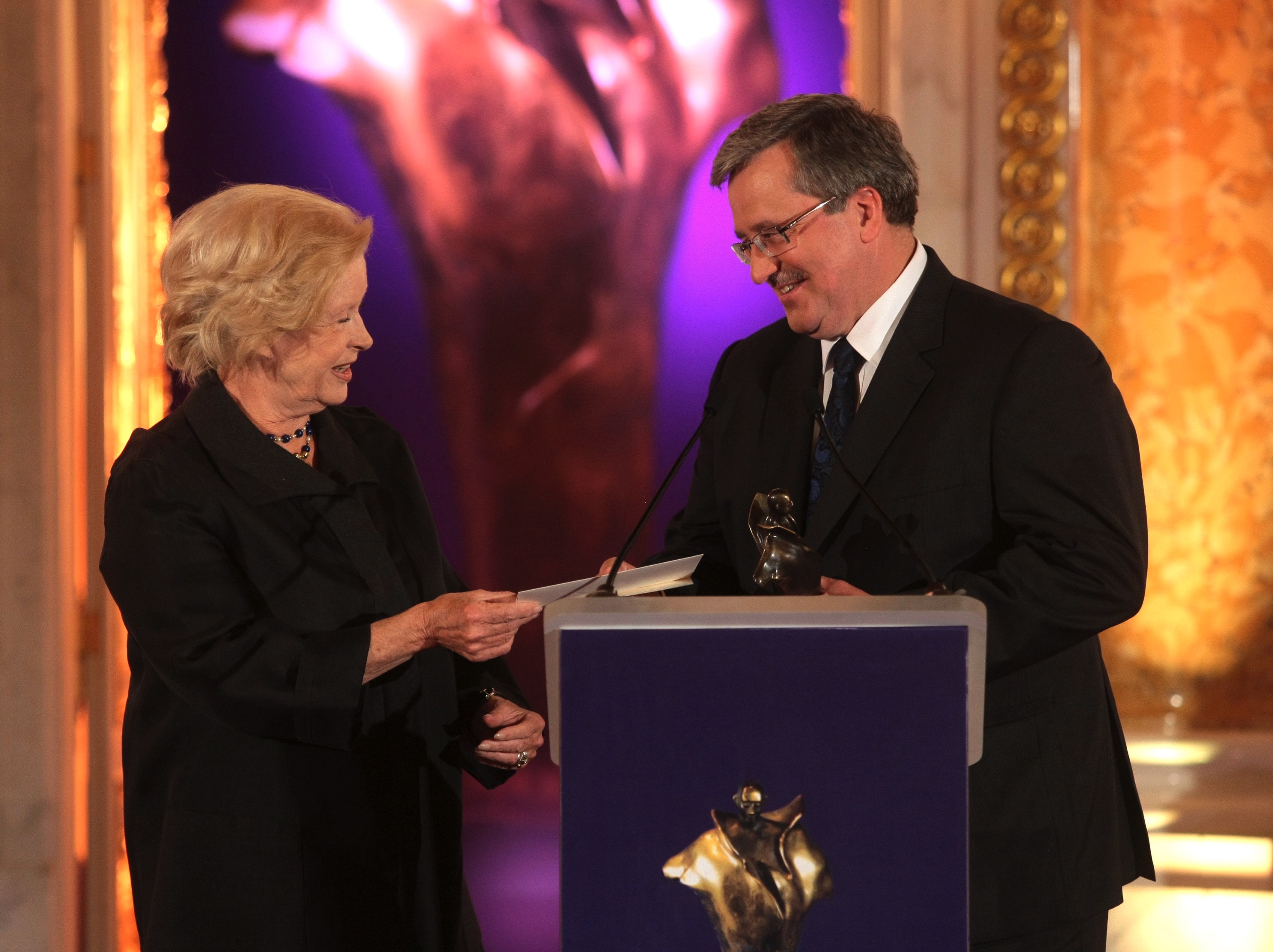 Beata Tyszkiewicz wręczyła prezydentowi Bronisławowi Komorowskiemu statuetkę Wiktora w kategorii Polityk